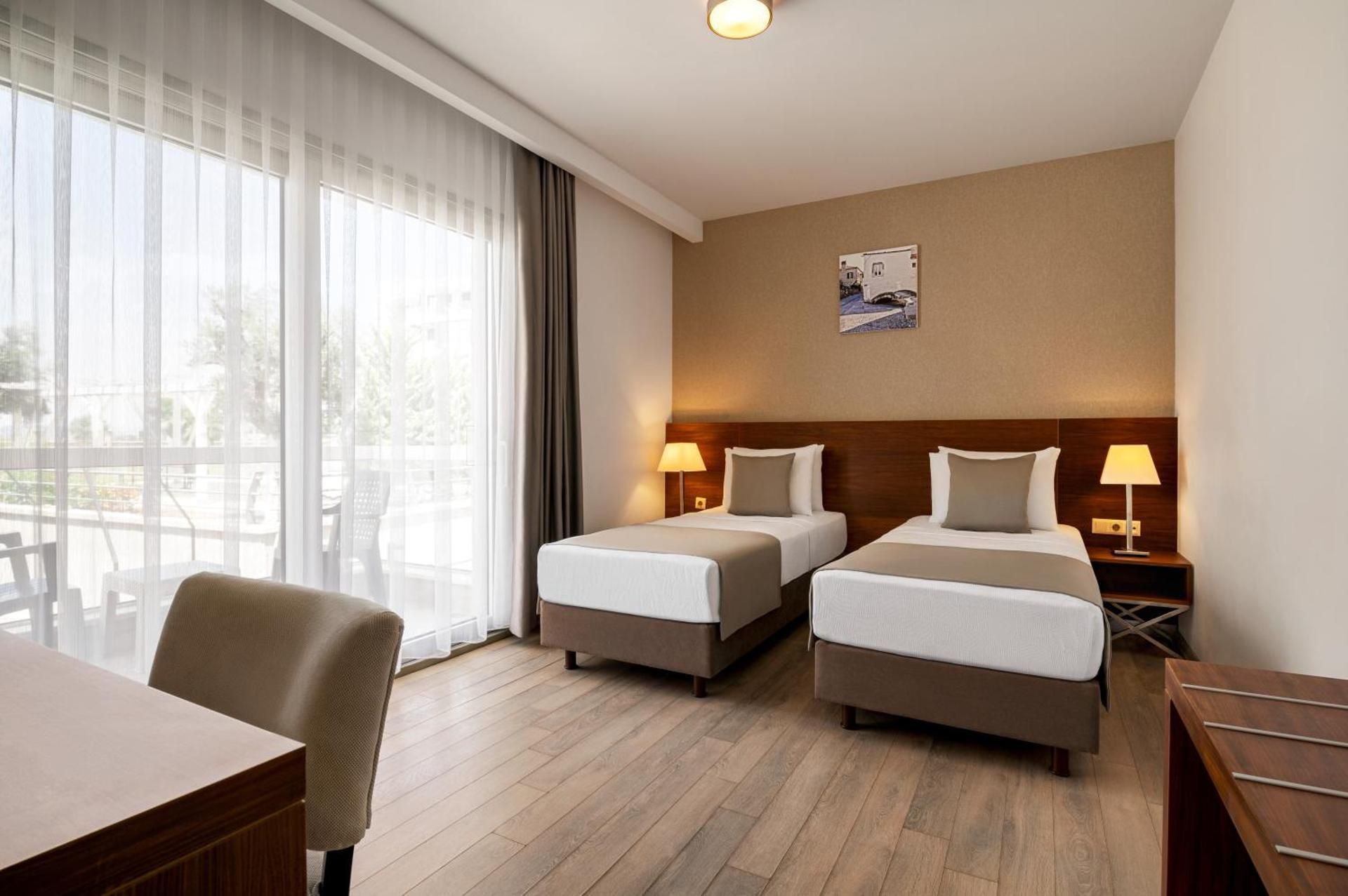 Queen Room with Land View - Accessible