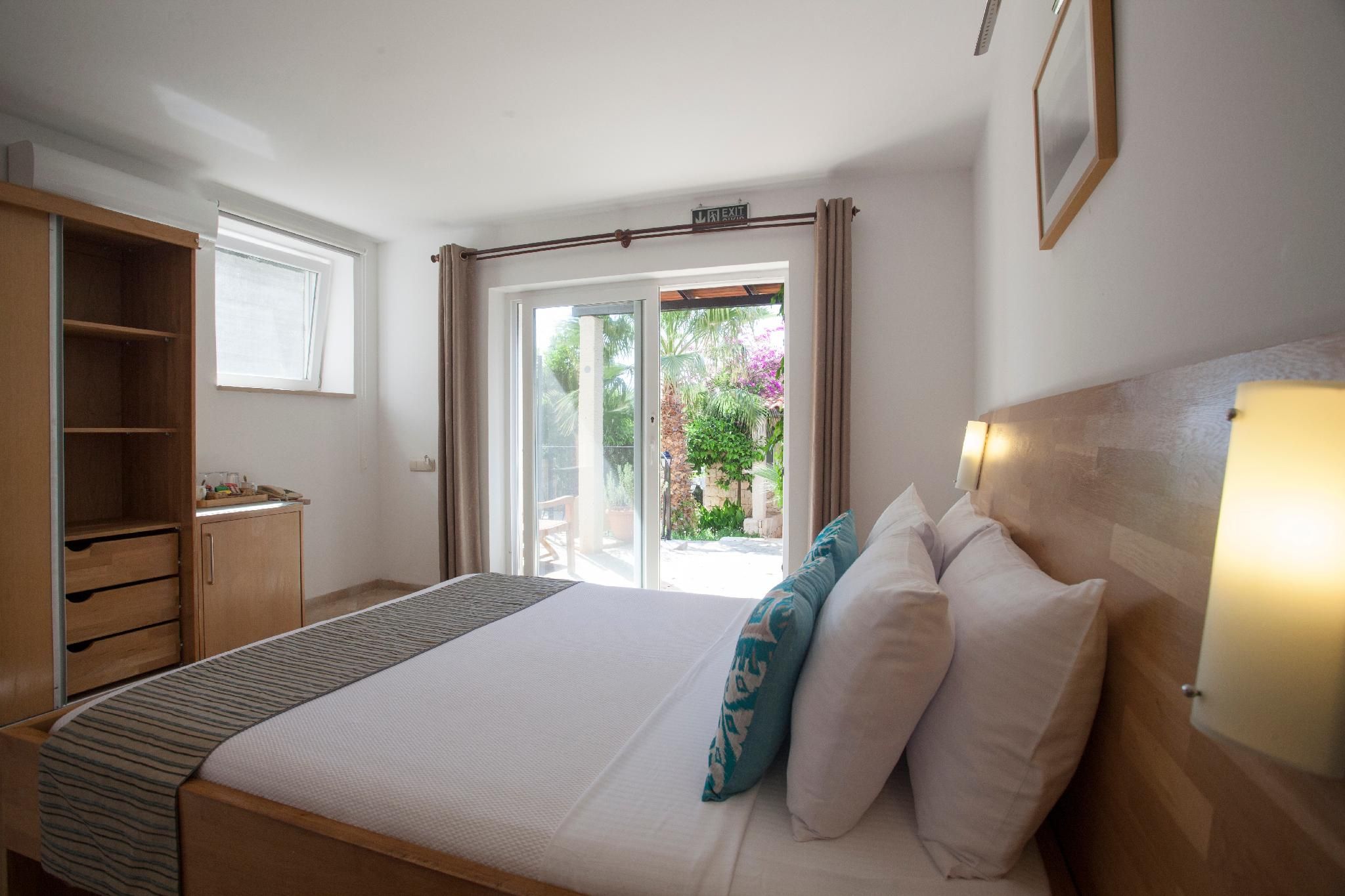 Standard - Queen Room