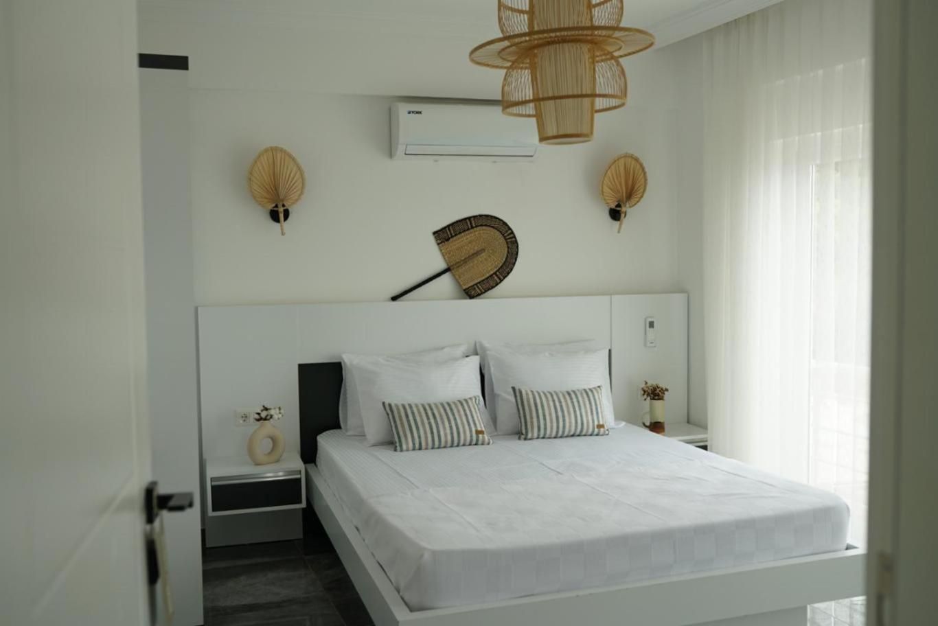 Deluxe Double Room with Side Sea View