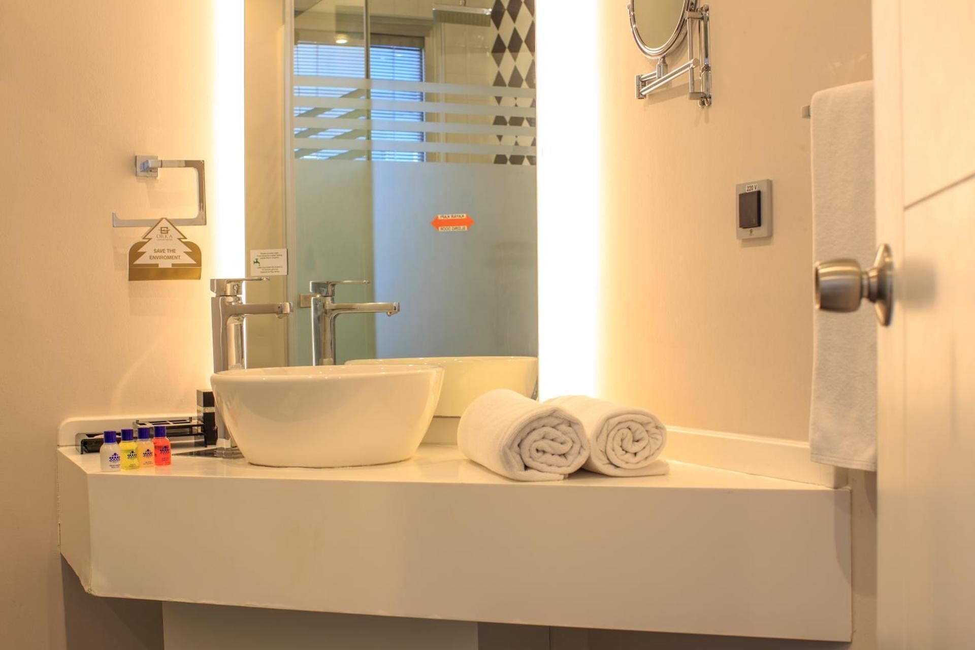 Double or Twin Room with Balcony with Partial Sea View