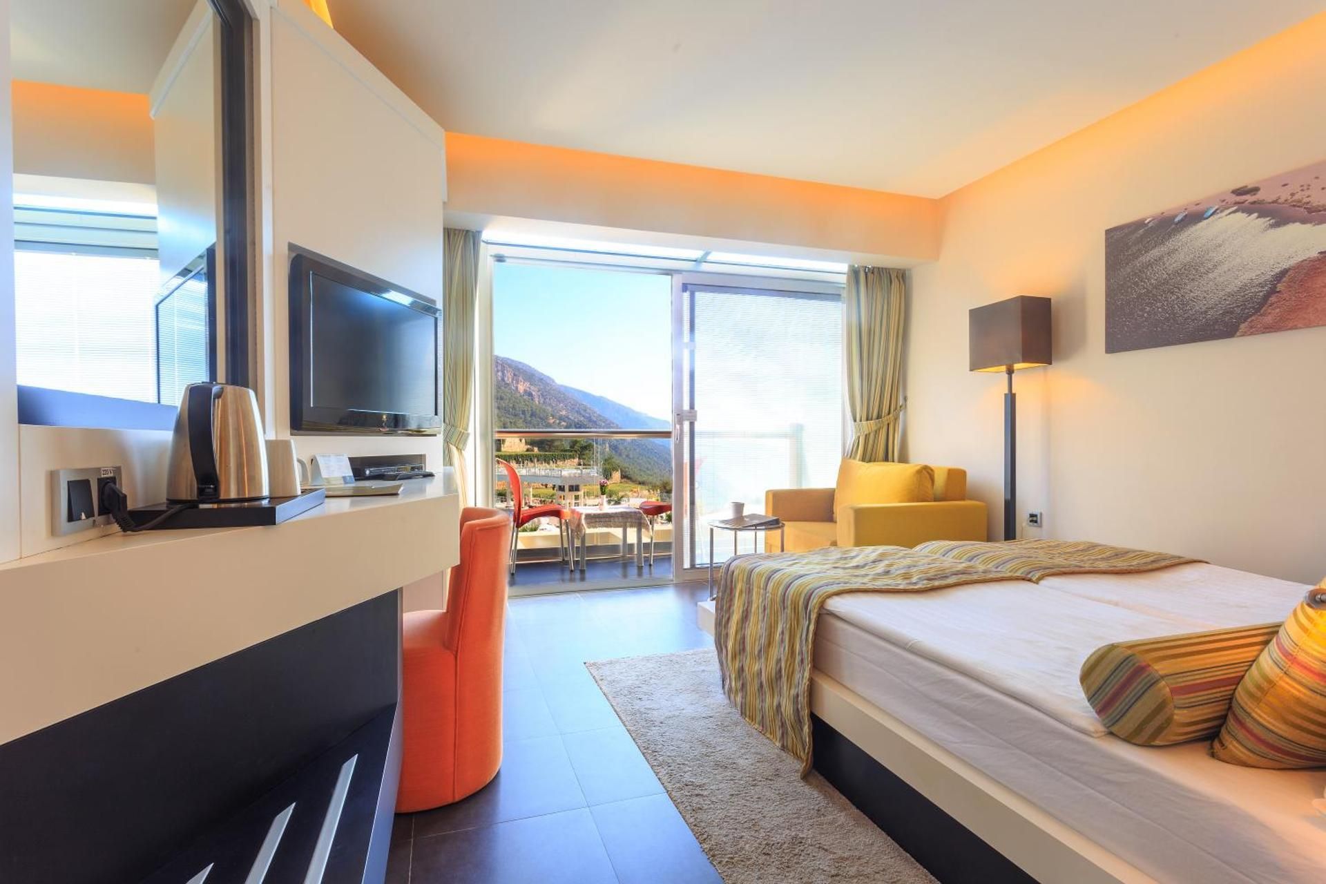 Double or Twin Room with Balcony with Partial Sea View