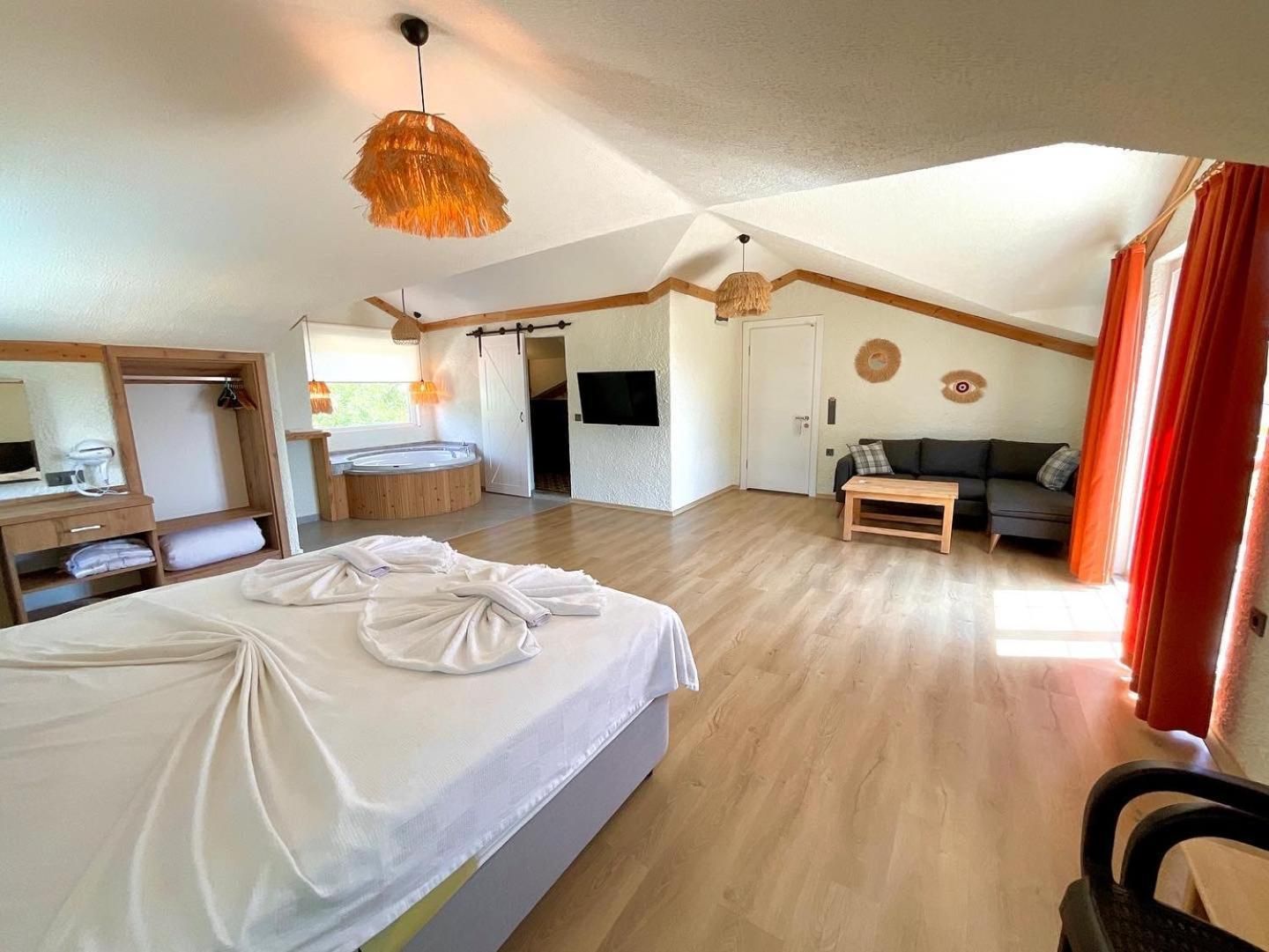 Queen Suite with Spa Bath