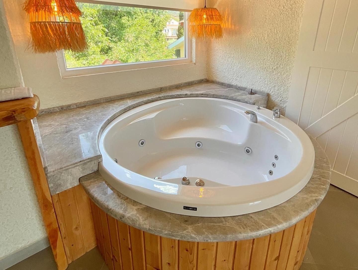 Queen Suite with Spa Bath