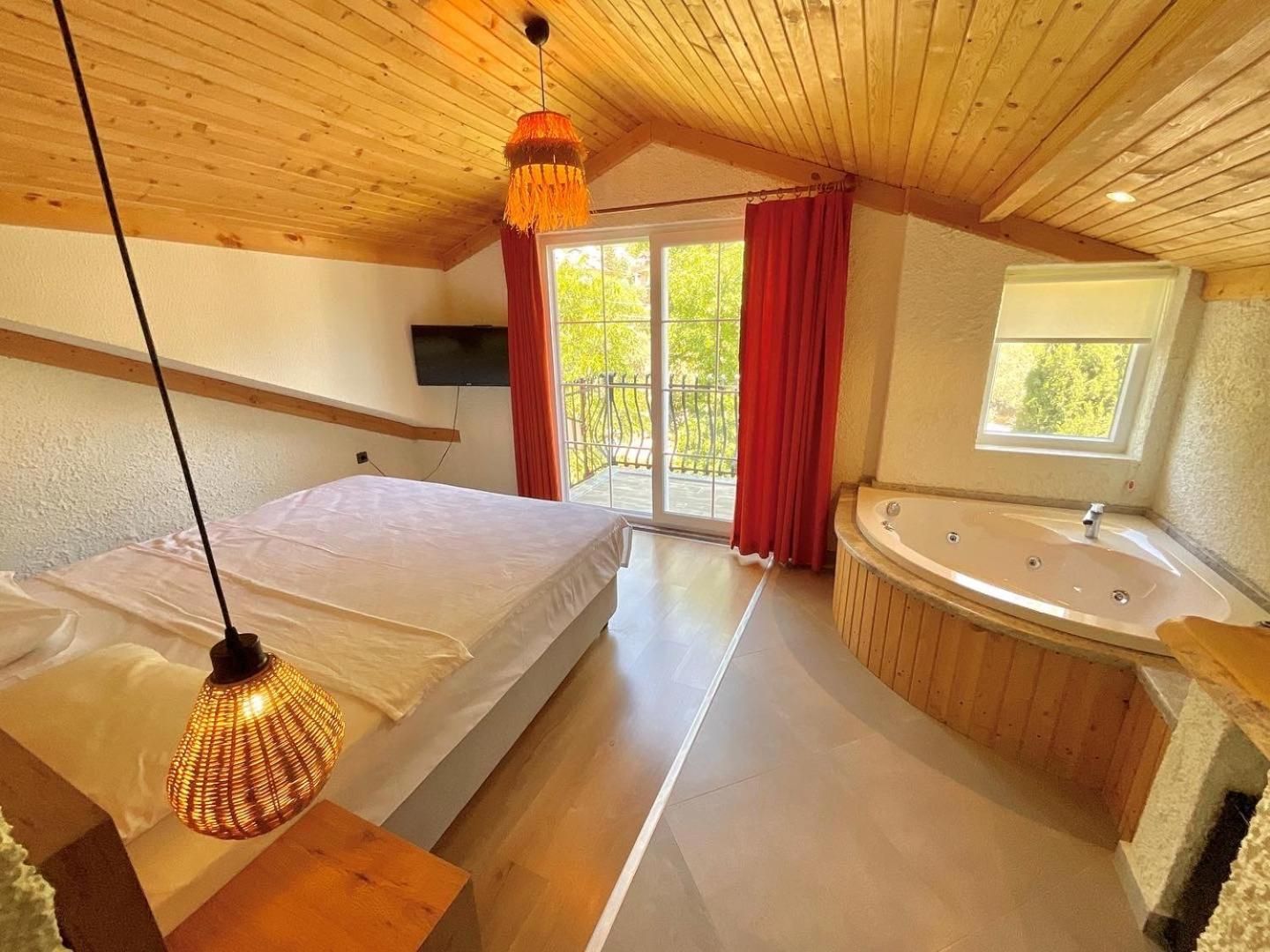 Deluxe Suite with Spa Bath
