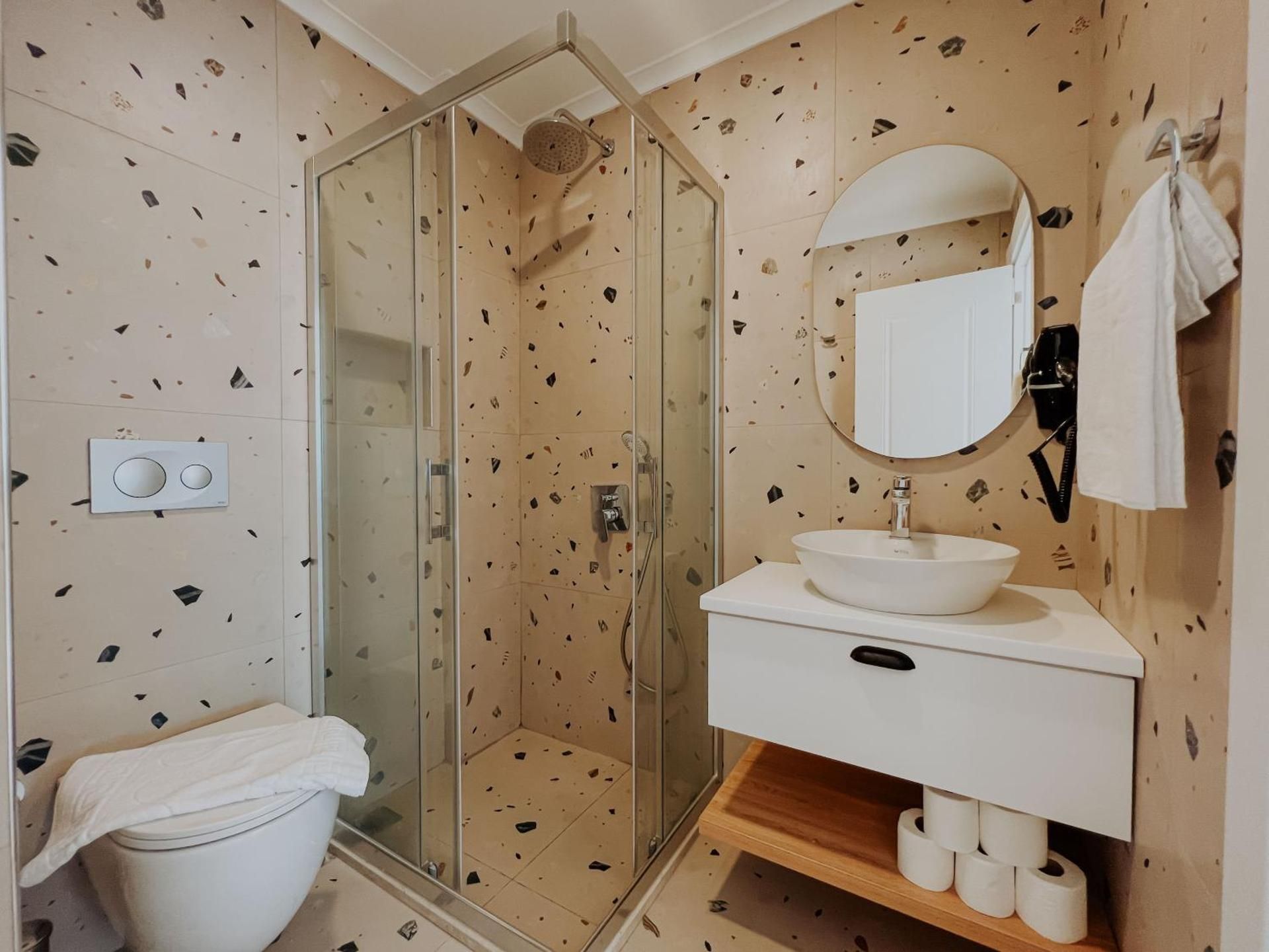 marla suite Suite with Pool View 3