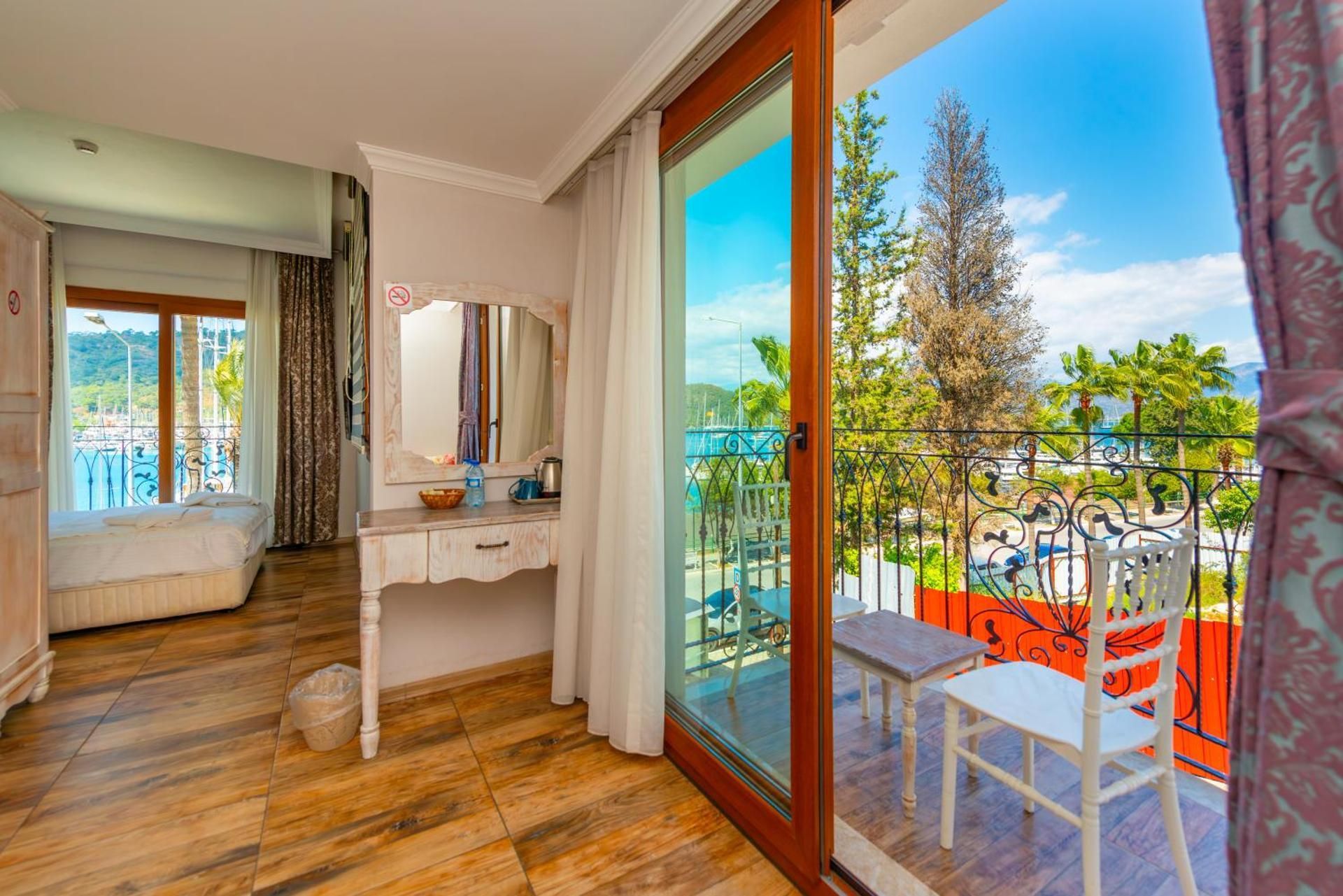 Deluxe Double Room with Balcony and Sea View