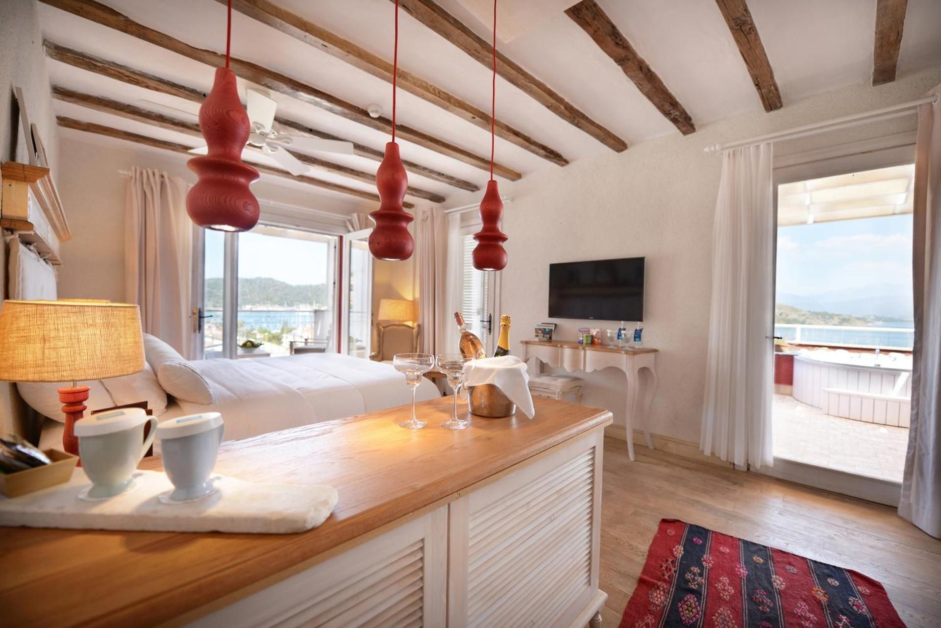 Deluxe Suite Sea View with Jacuzzi