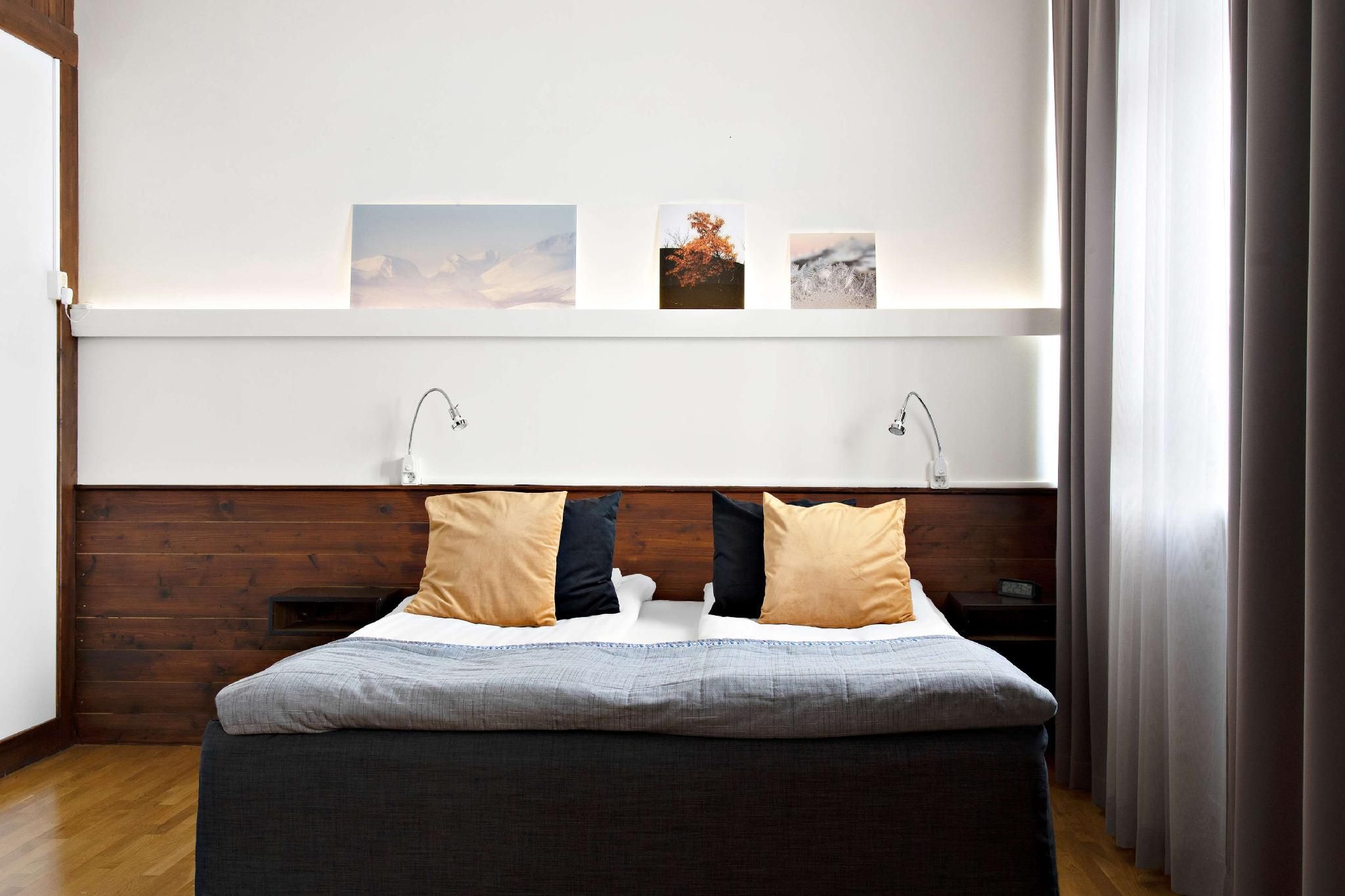 Suite - 1 King Bed, Nonsmoking, Family Room, Sofabed