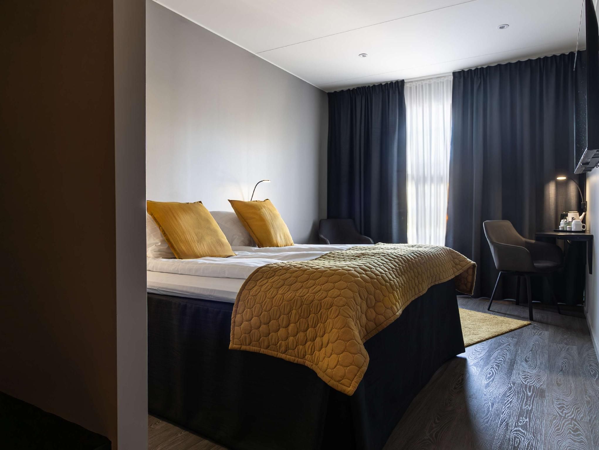 1 Queen Bed, NonSmoking, Superior Room
