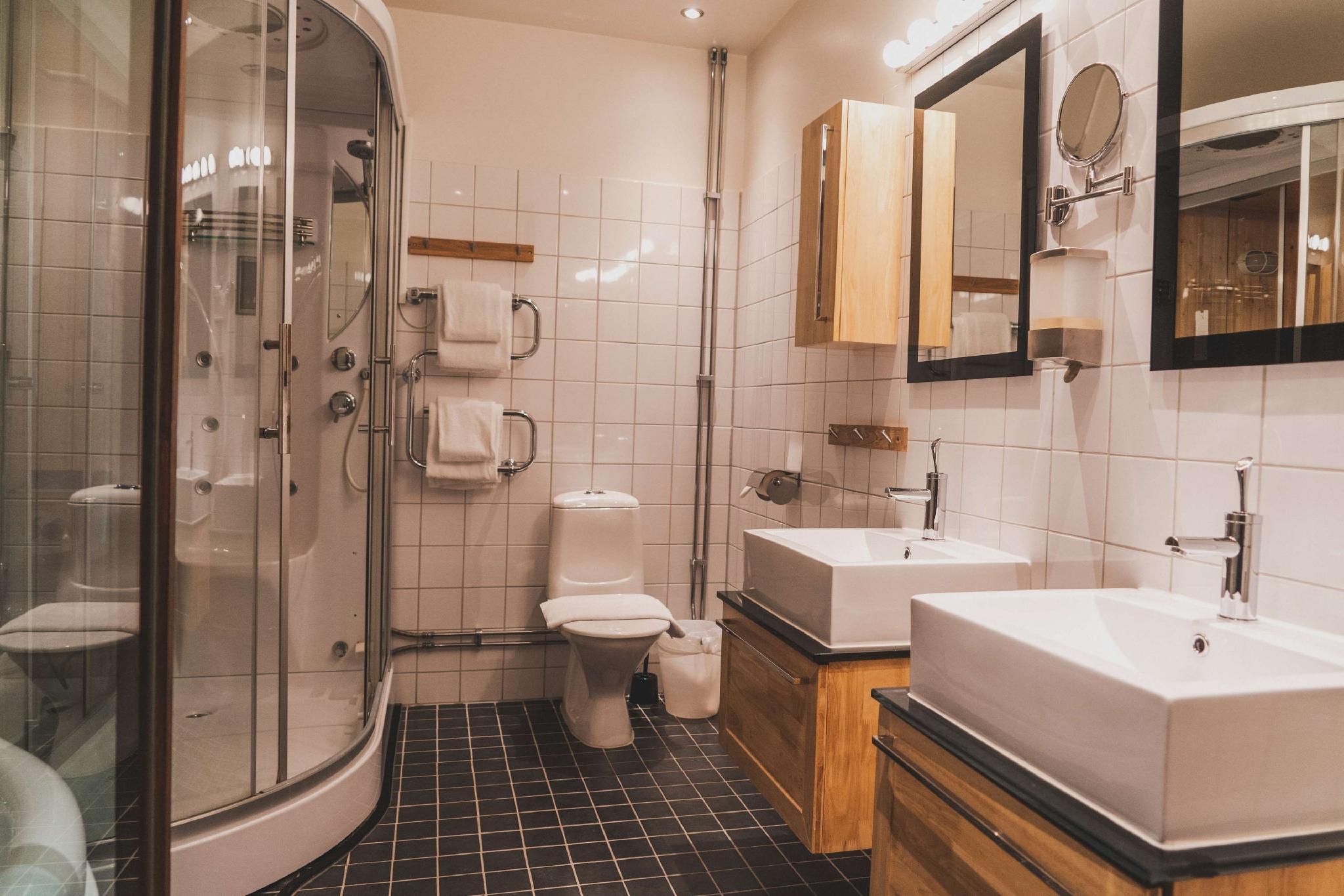 Suite - 1 King Bed, Nonsmoking, Family Room, Sofabed