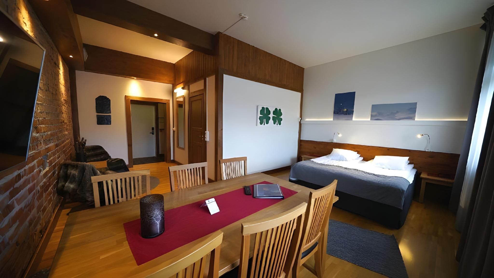 Suite - 1 King Bed, Nonsmoking, Family Room, Sofabed