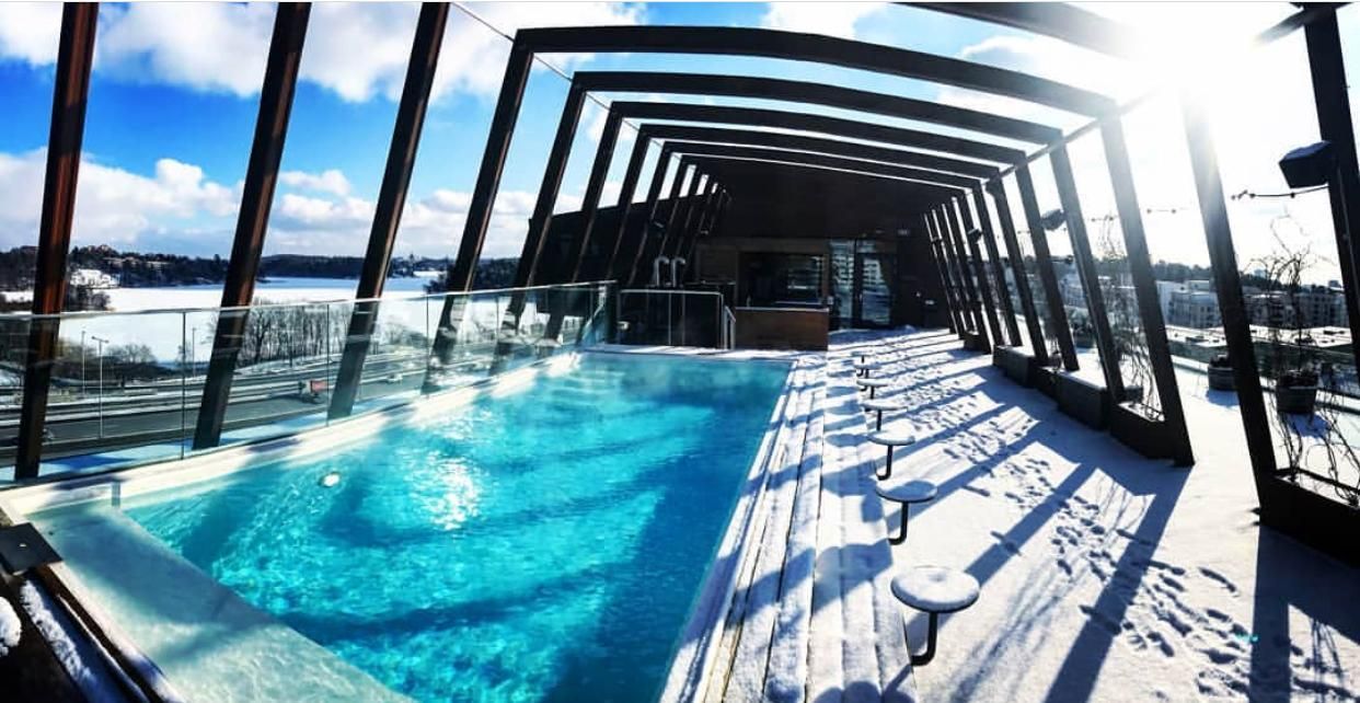 swimming pool [outdoor]