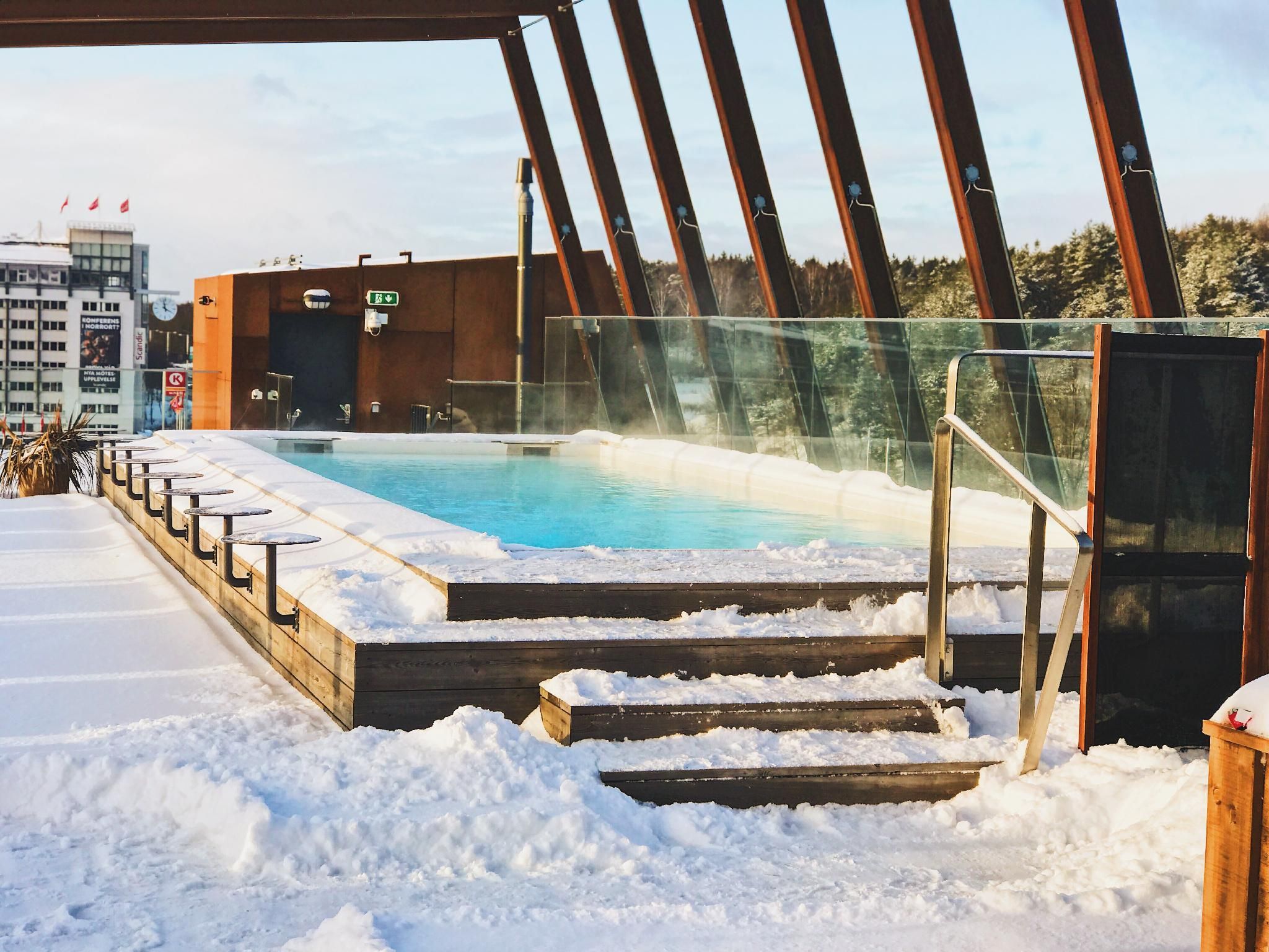 swimming pool [outdoor]