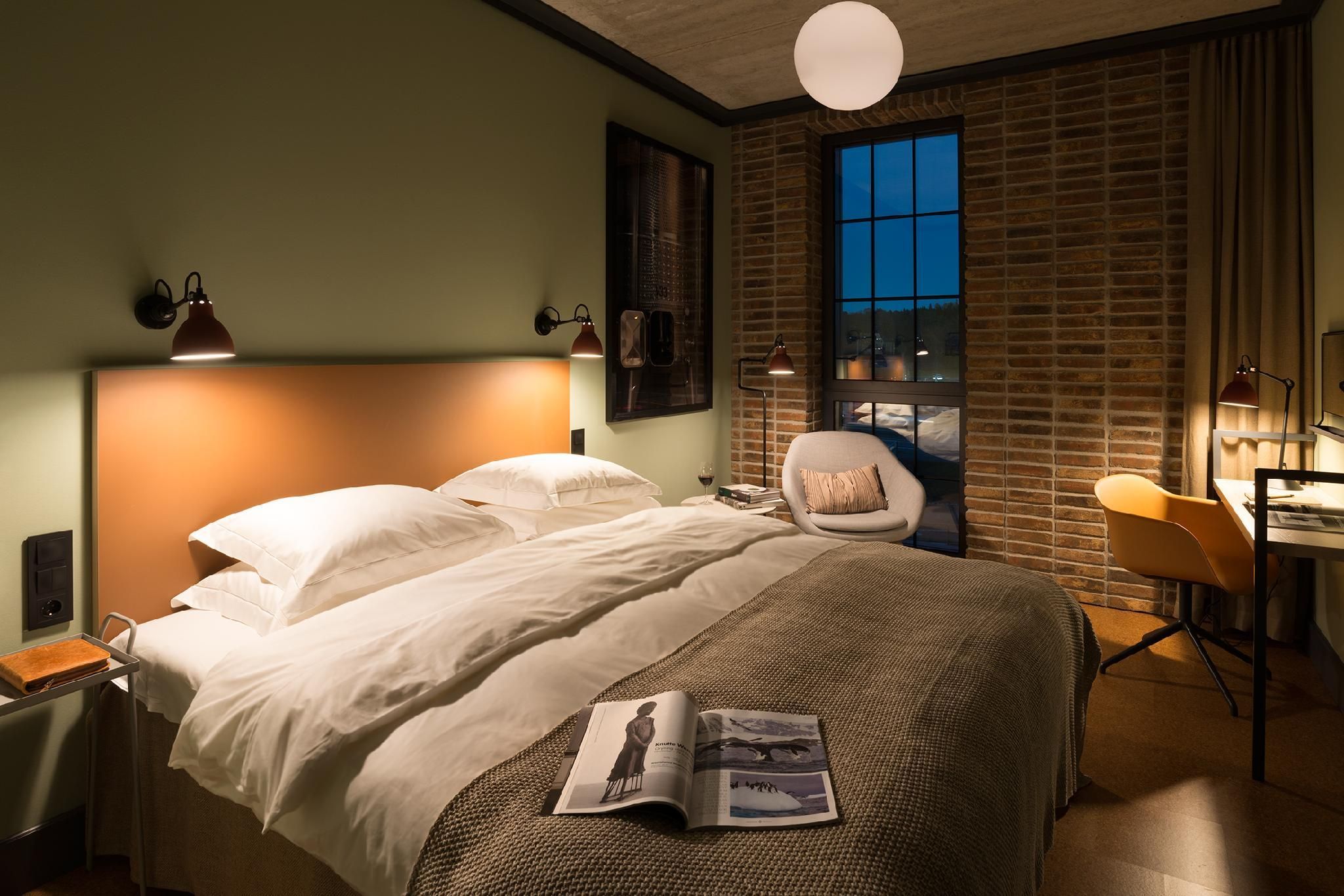1 King Bed, NonSmoking, Standard Room