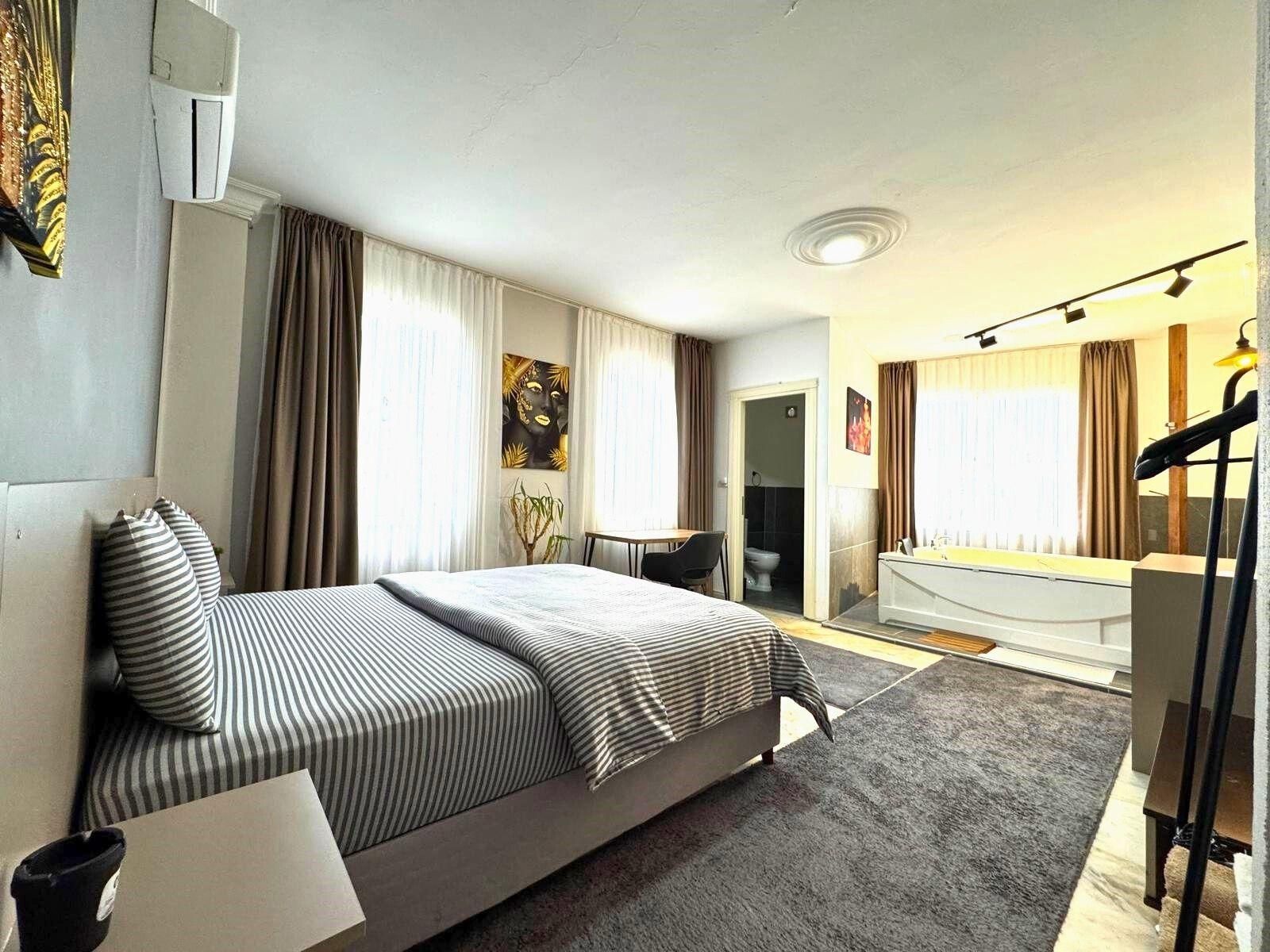 Royal Suite Room with Jacuzzi and Ganga View