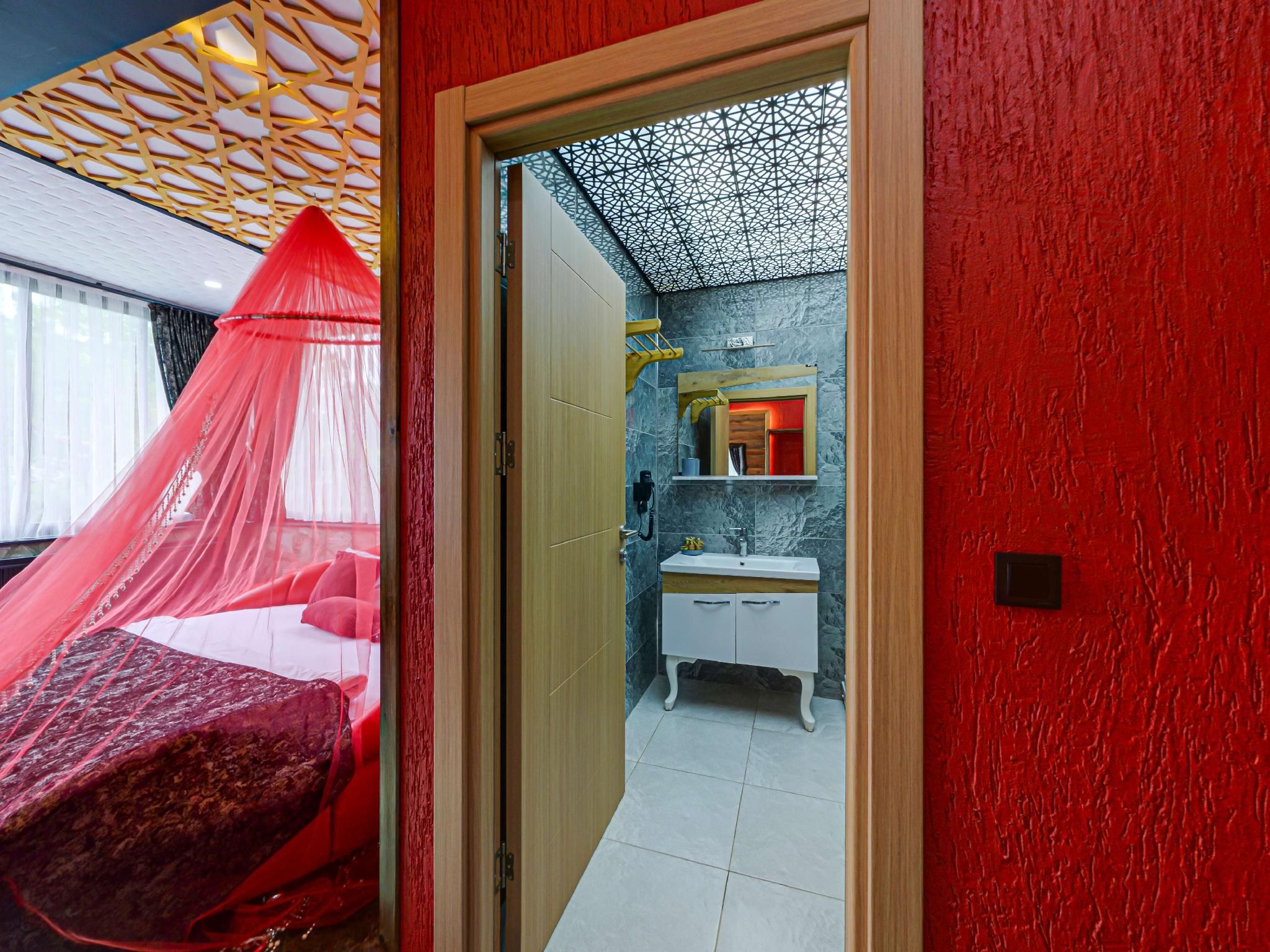 Honeymoon Suite - King