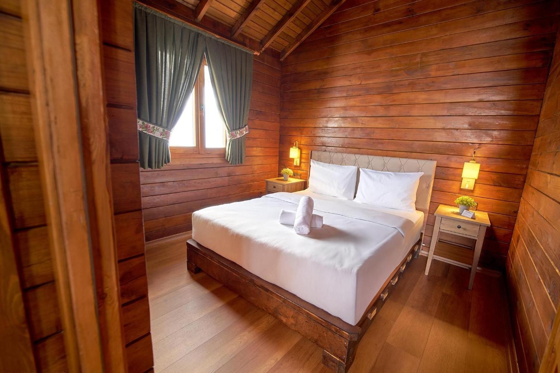 Flora Handuzu Resort and Bungalov Family Bungalow