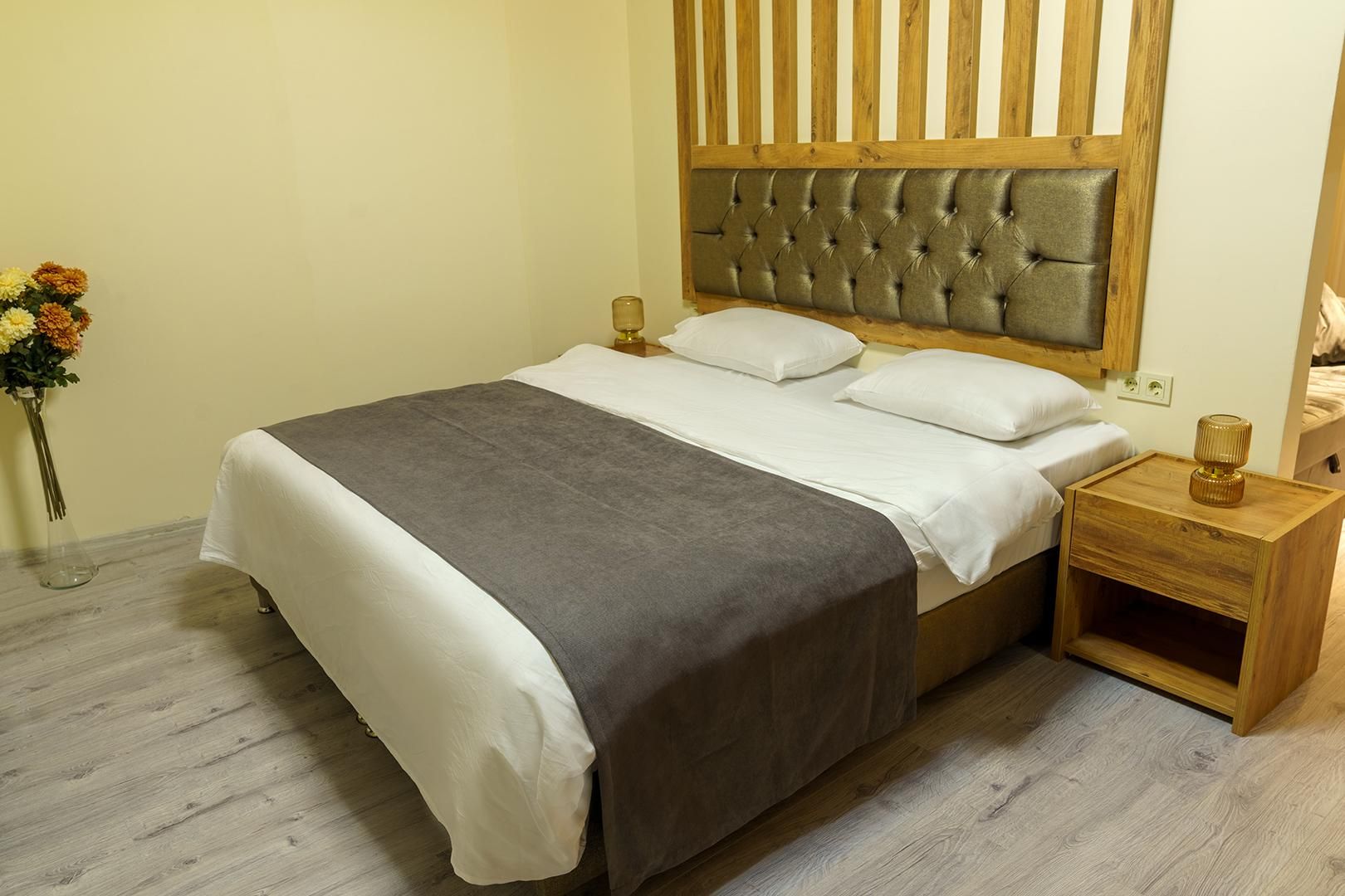 Standard Queen Room with Sofa Bed - Non-Smoking