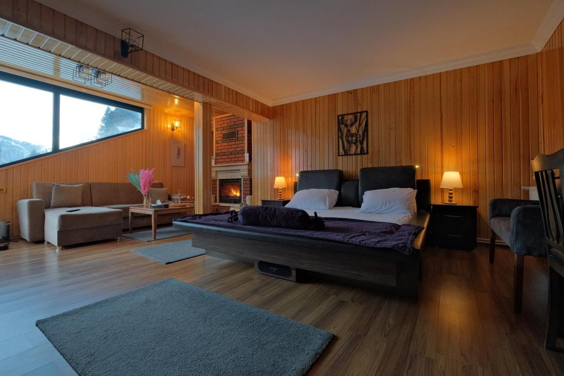 Queen Suite with Fire Place and Hot Tub - Waterfall view