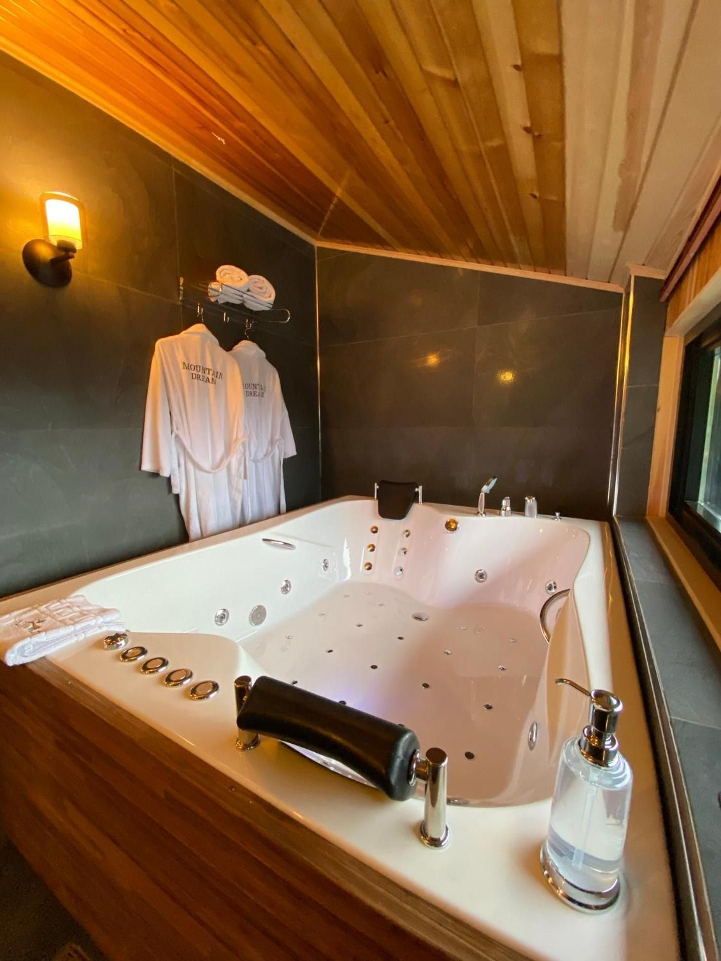 Deluxe Double Room with Bath - Waterfall View