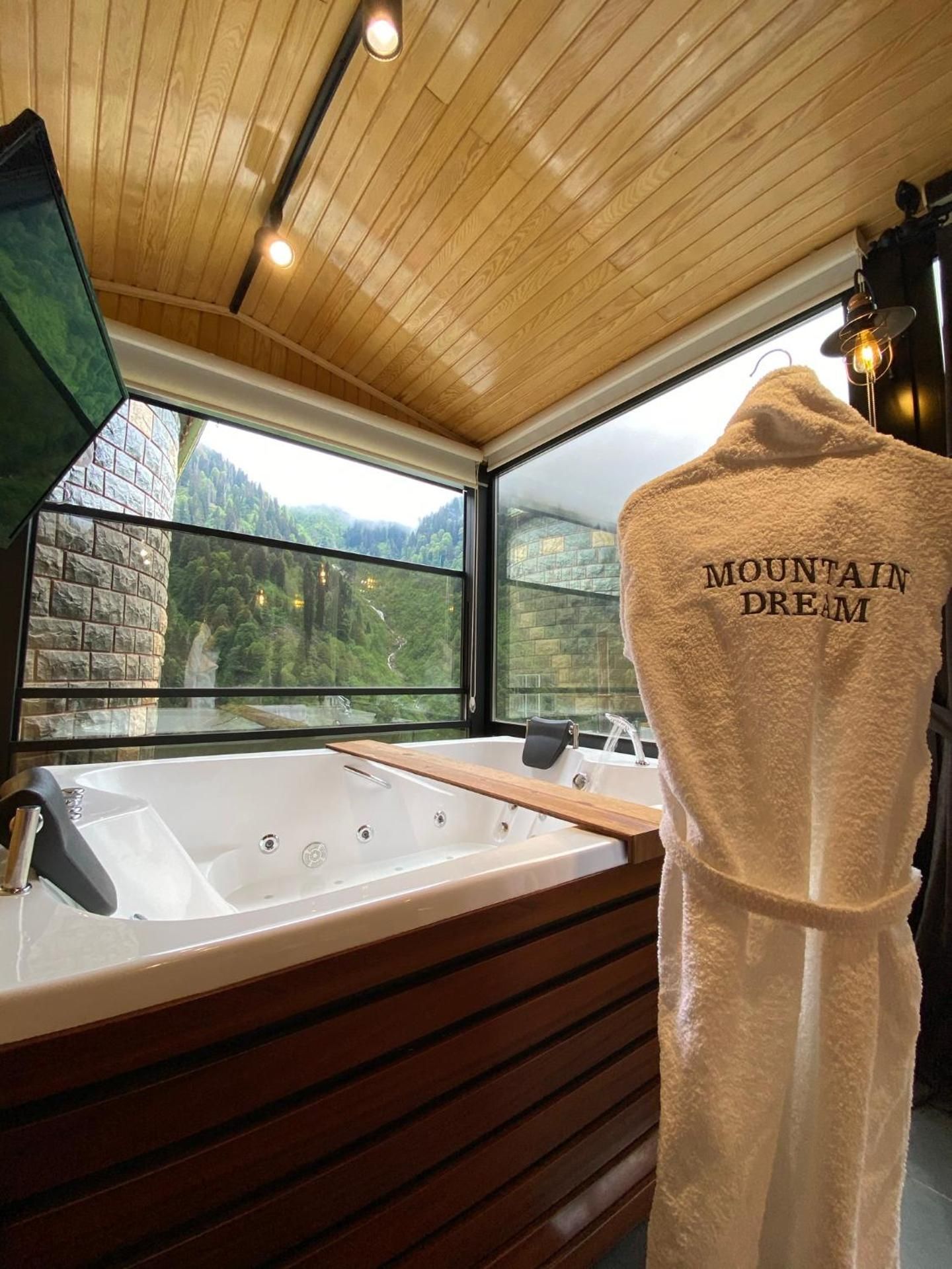 Royal Suite with Fire Place and Hot Tub - Waterfall View