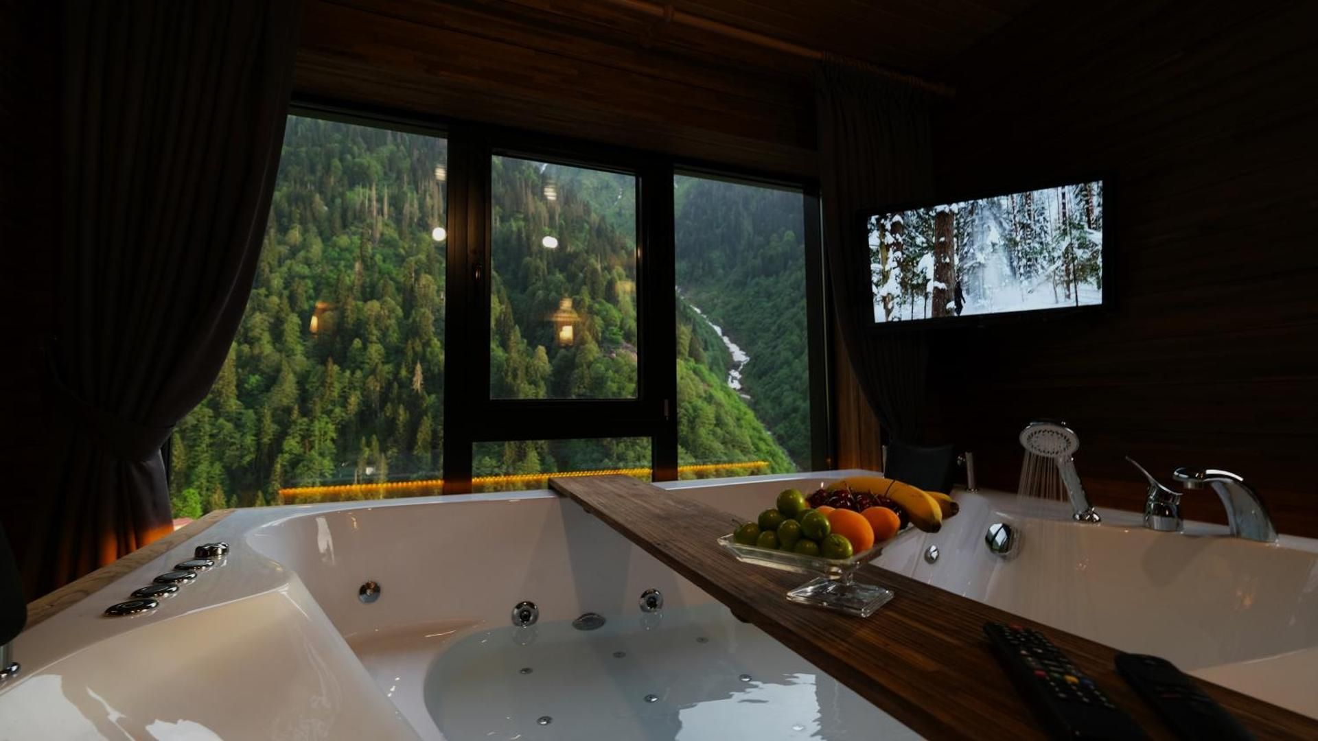 Limba Suite with Fire Place and Hot Tub - Waterfall View