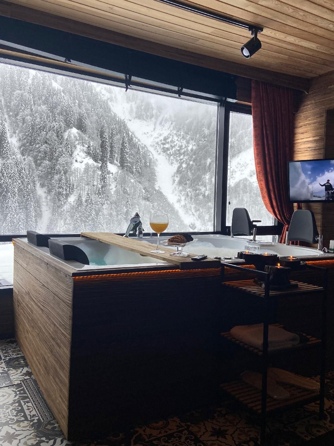King Suite Connect Room (Waterfall View with Fireplace)