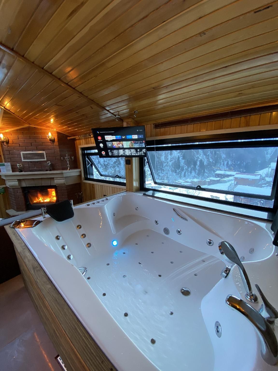 Junior Suite (Waterfall View with Fireplace)