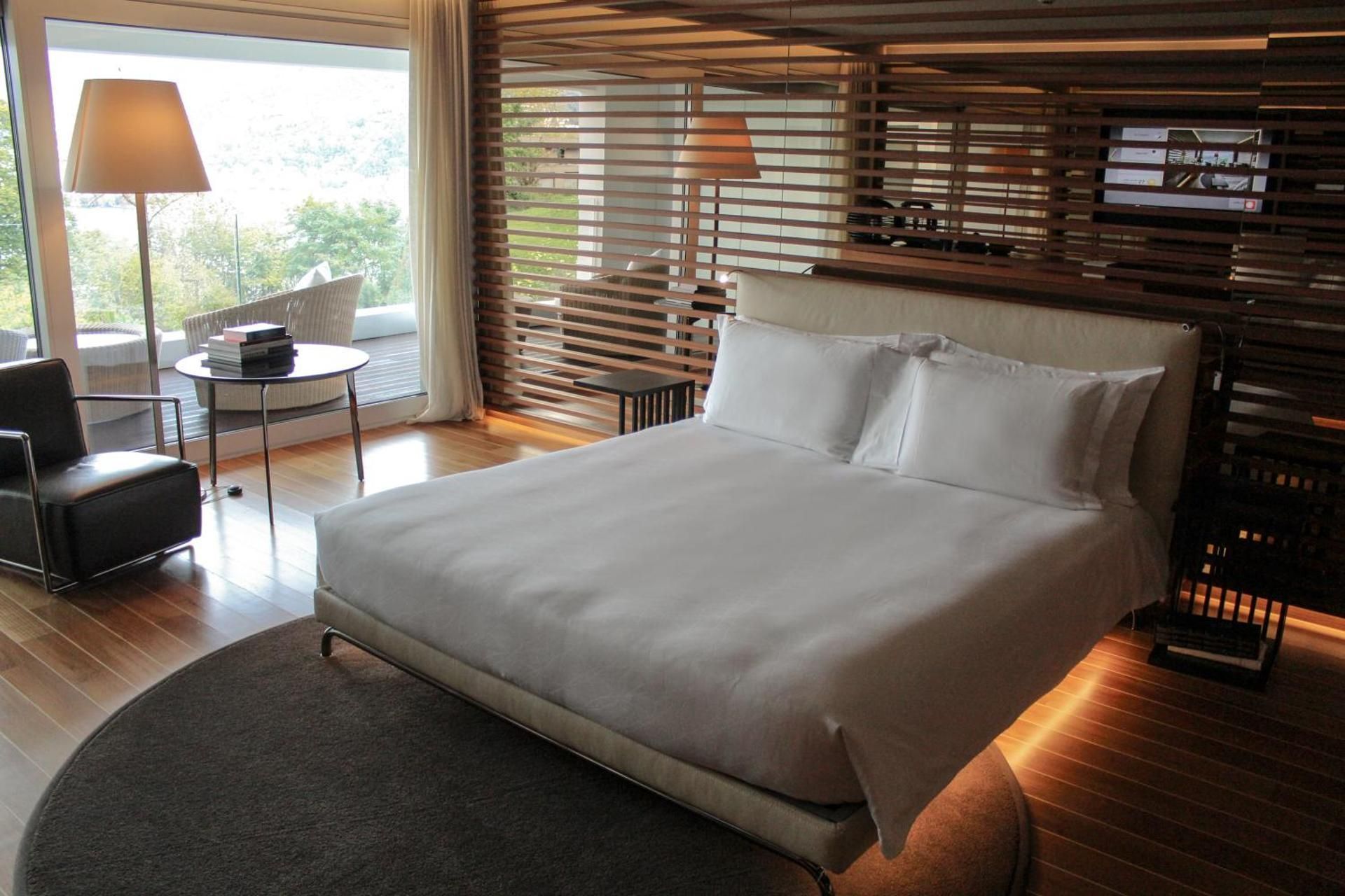 Classic Junior Suite with Lake View