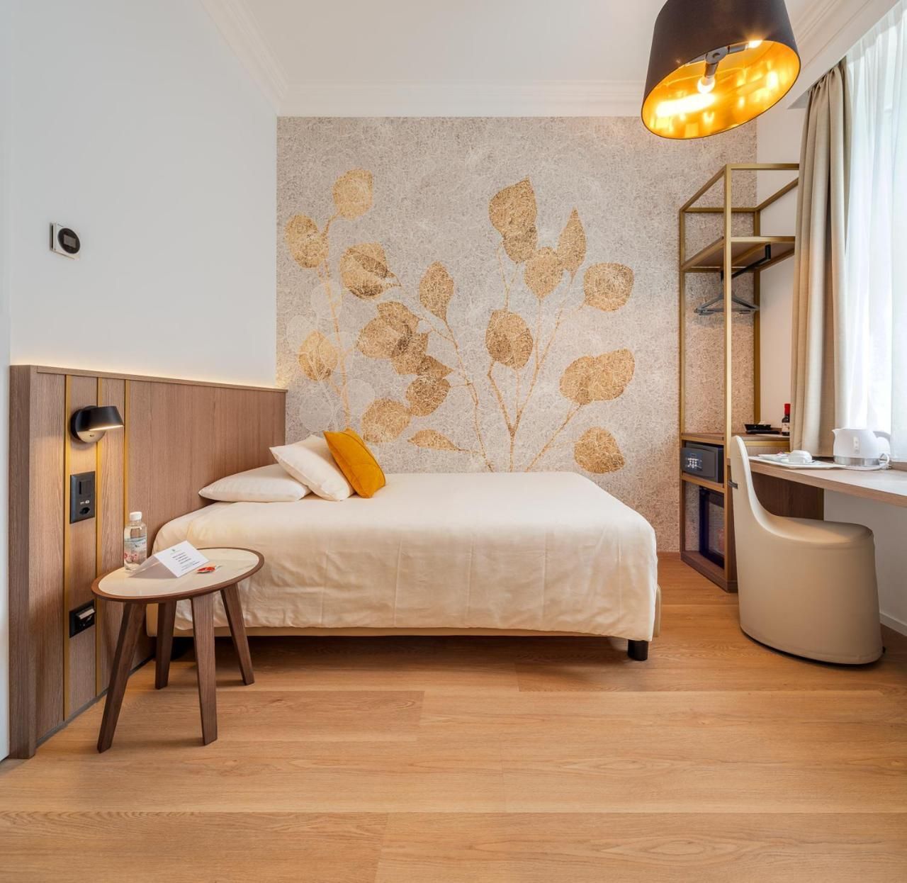 Small Single Room with Lake View