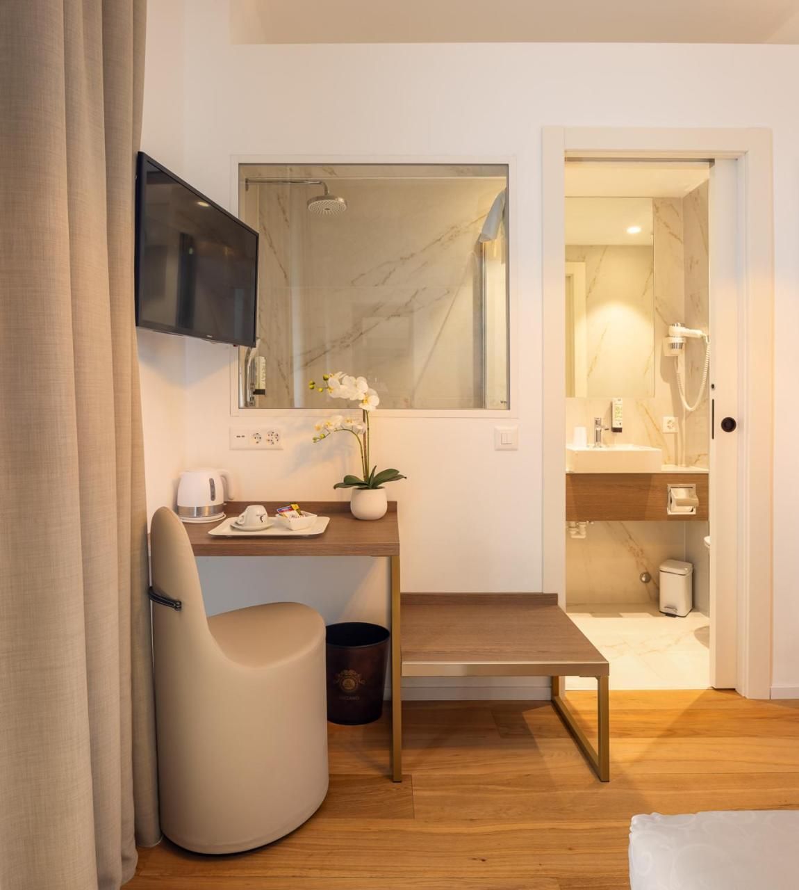 Small Single Room with Lake View