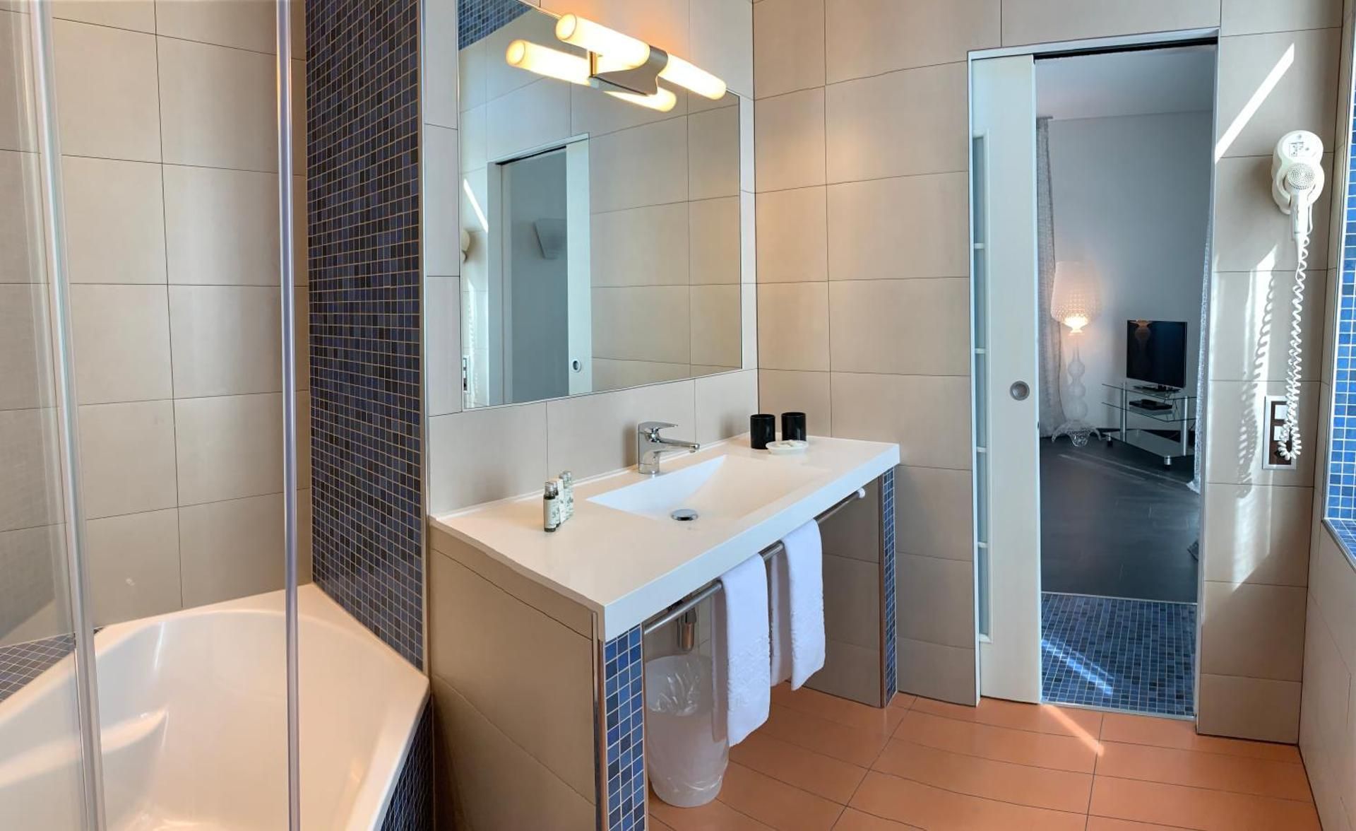 Superior Top Twin Room with Lake View