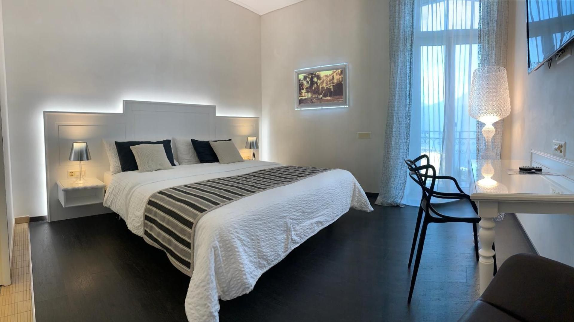 Superior Plus Twin Room with Lake View