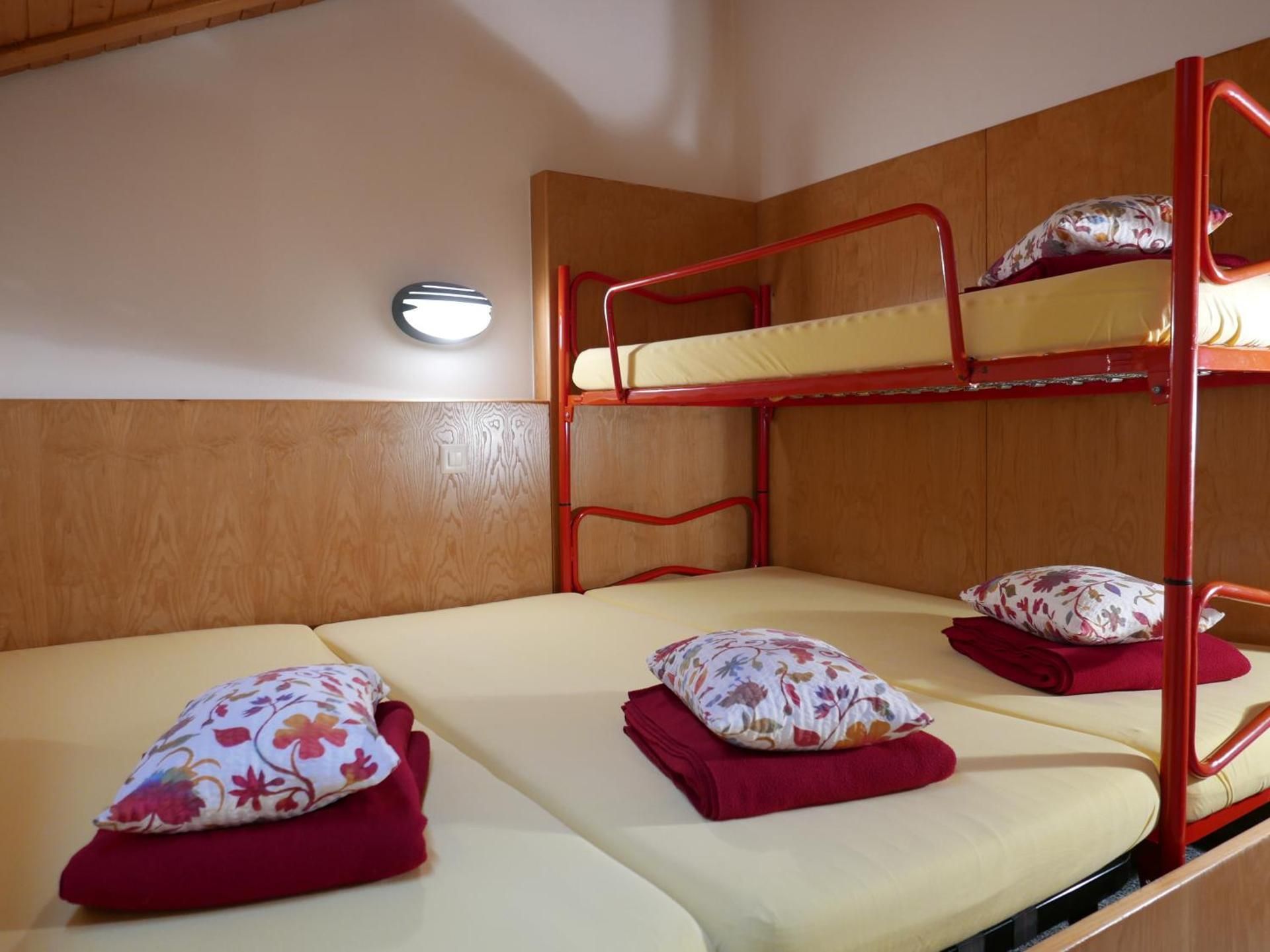 Hotel&Hostel Montarina Private Dormitory Room with Shared Bathroom (3 Adults) 2