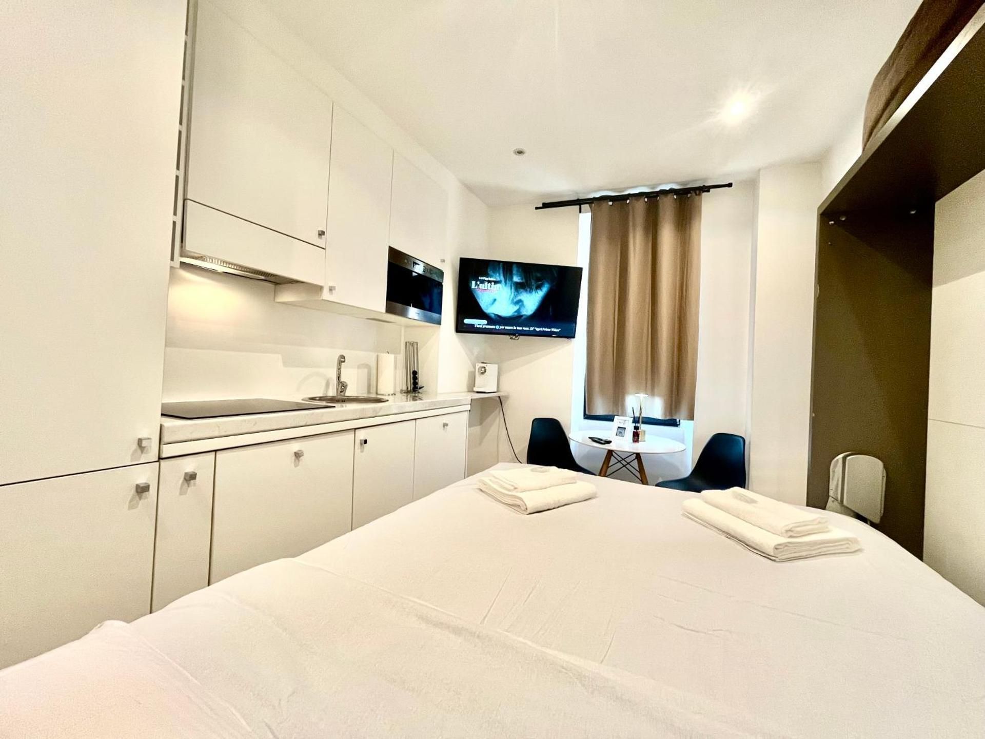 Studio Apartment with One Double Bed