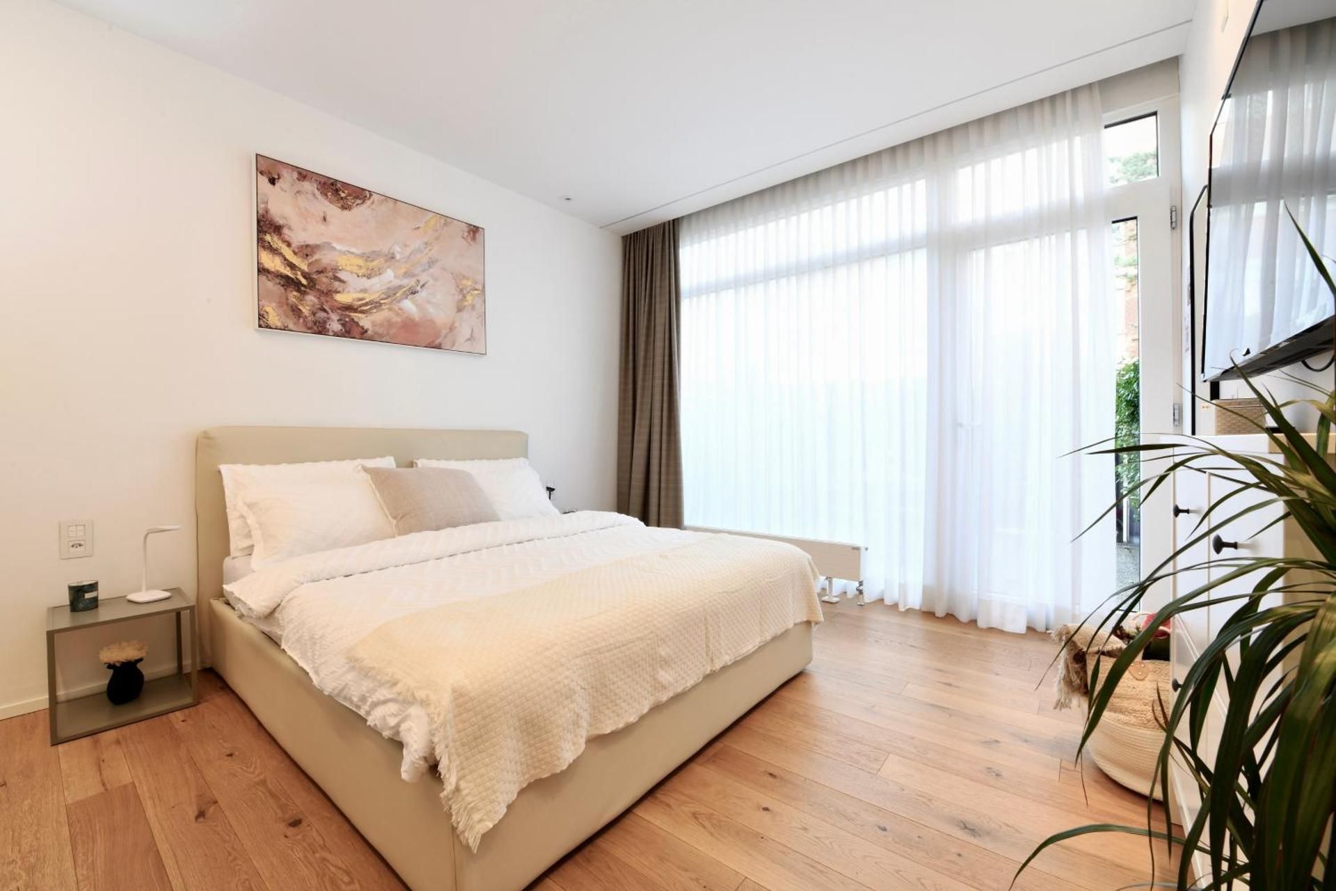 Lake Modern Suites - Free Parking Deluxe Apartment