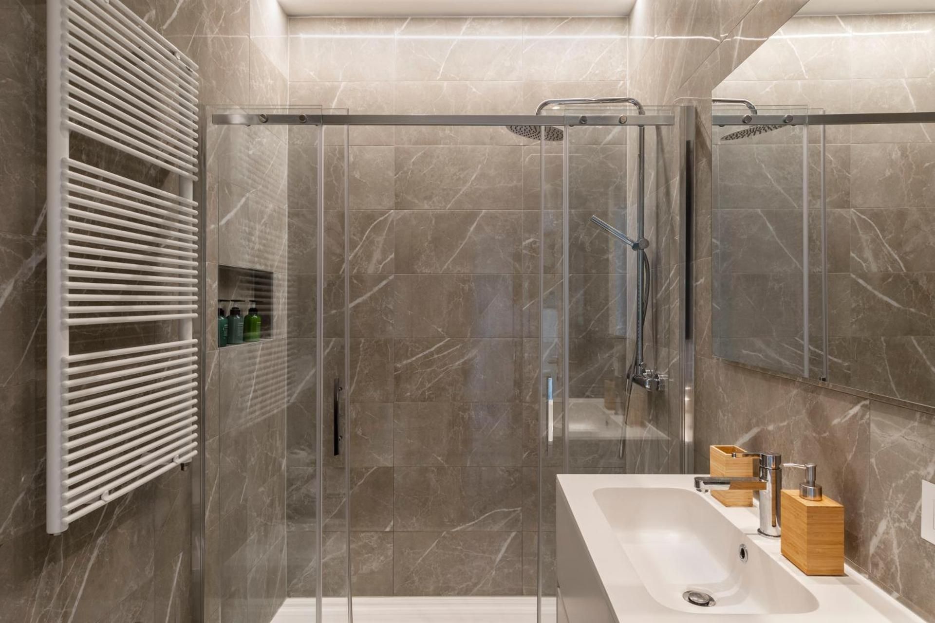 Lake Modern Suites - Free Parking Apartment with Terrace