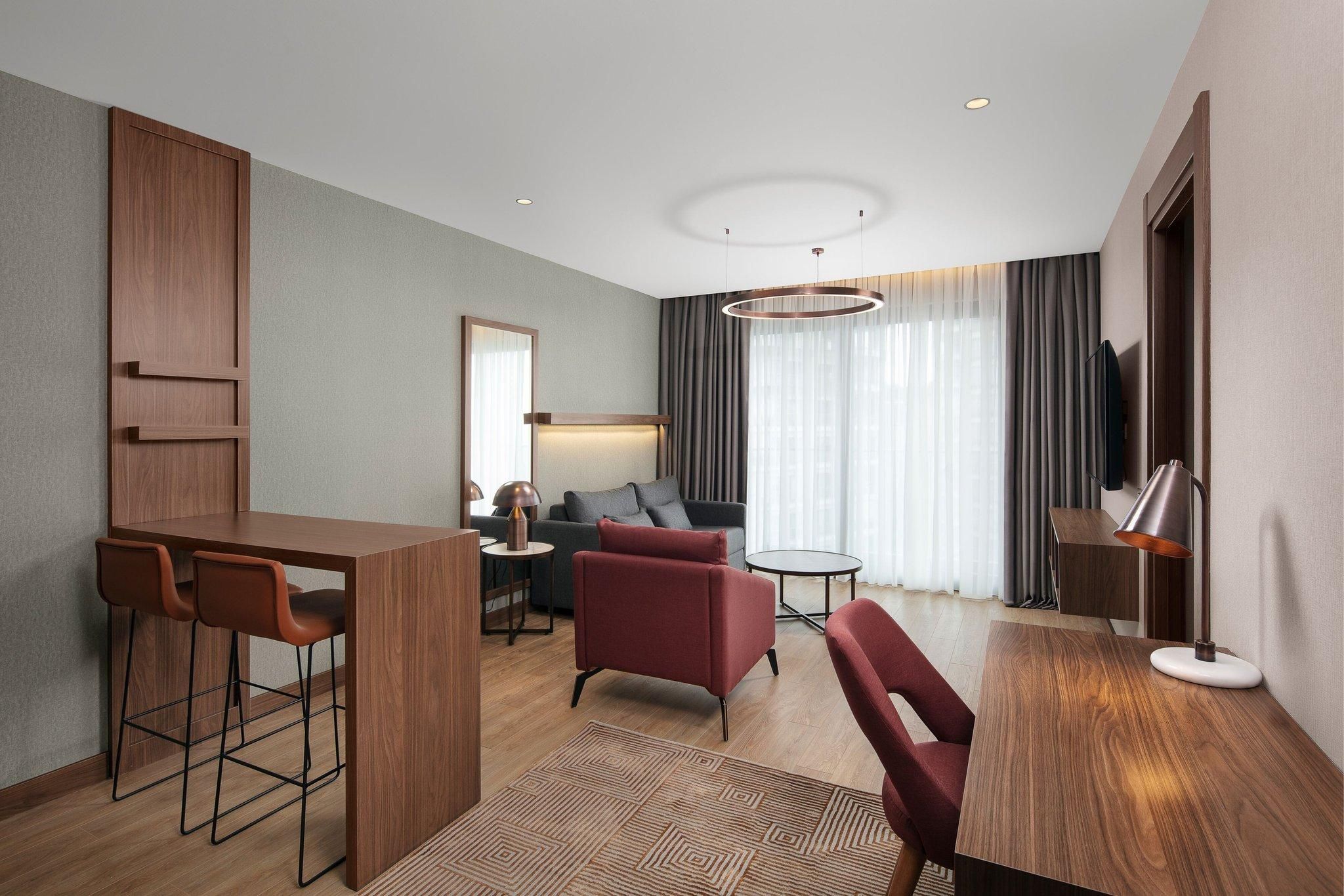 1 Bedroom Suite, 1 King, Sofa bed, City view