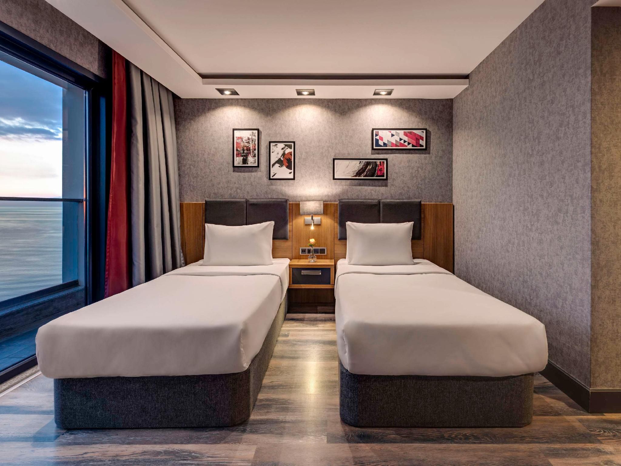 Junior suite room with 1 double and 2 single beds