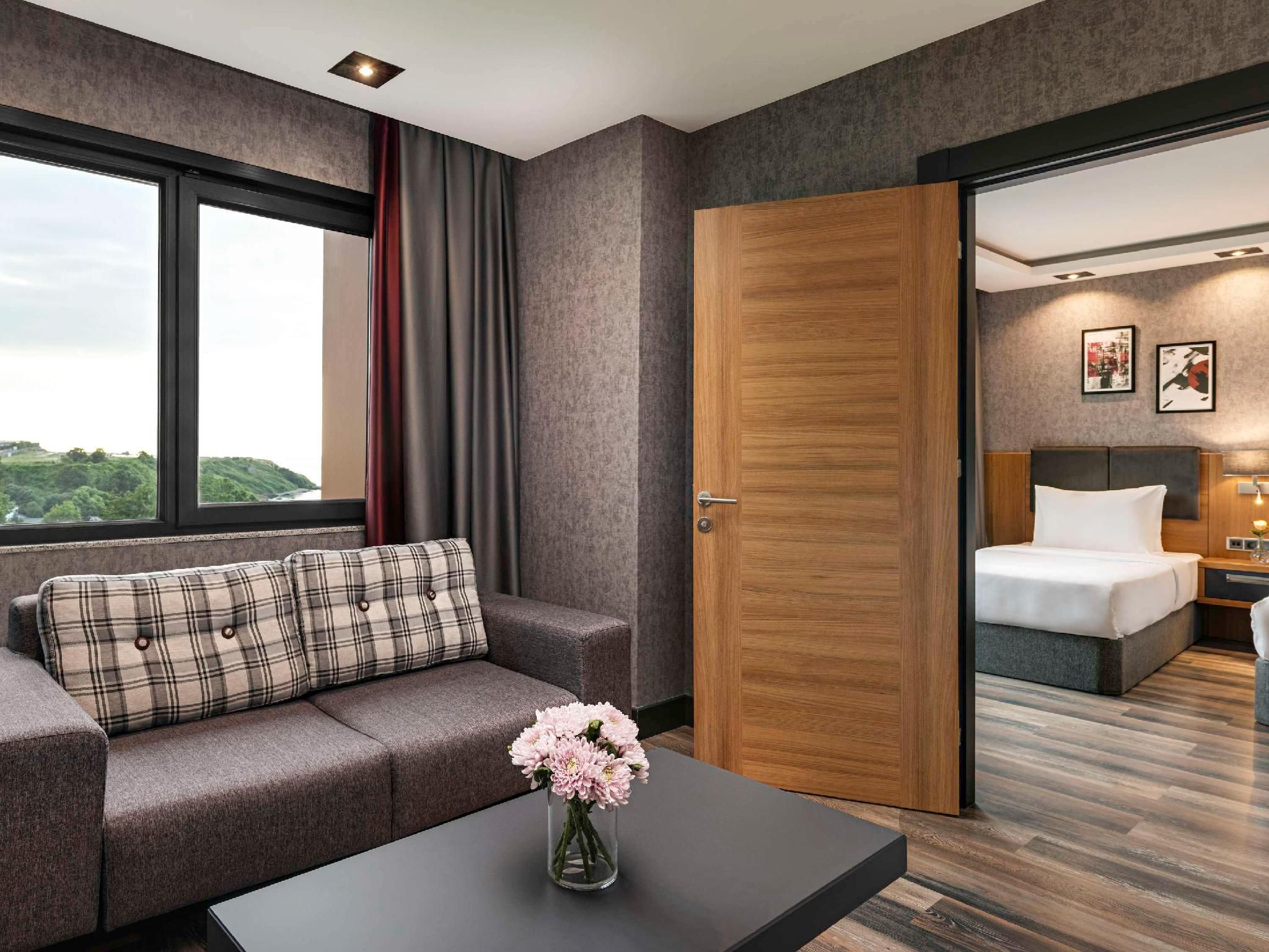 Junior suite room with 1 double and 2 single beds