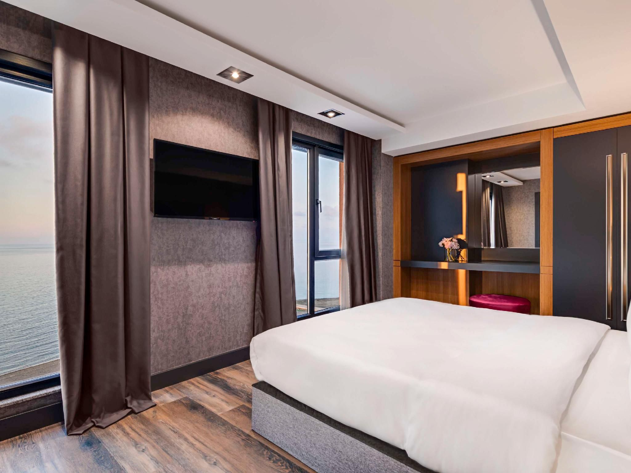 Deluxe suite room with 2 double and 1 single bed