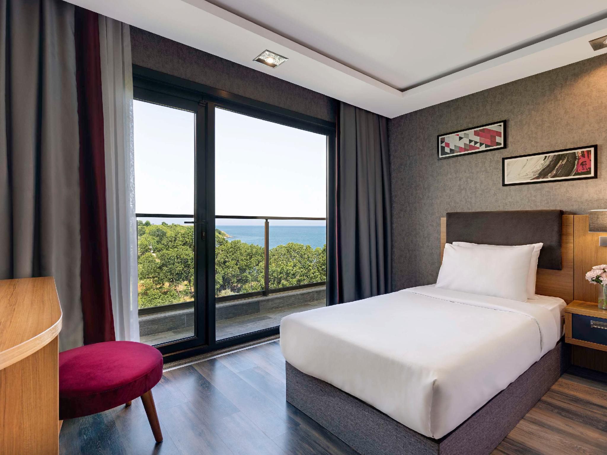Standard triple Room with single beds
