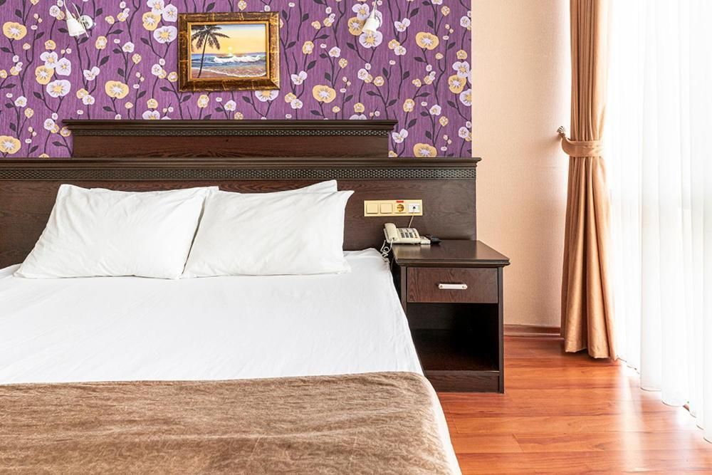 Deluxe Room (2 Adults + 1 Child)