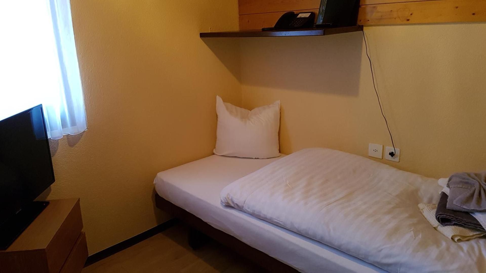 Very small single rooms without shower