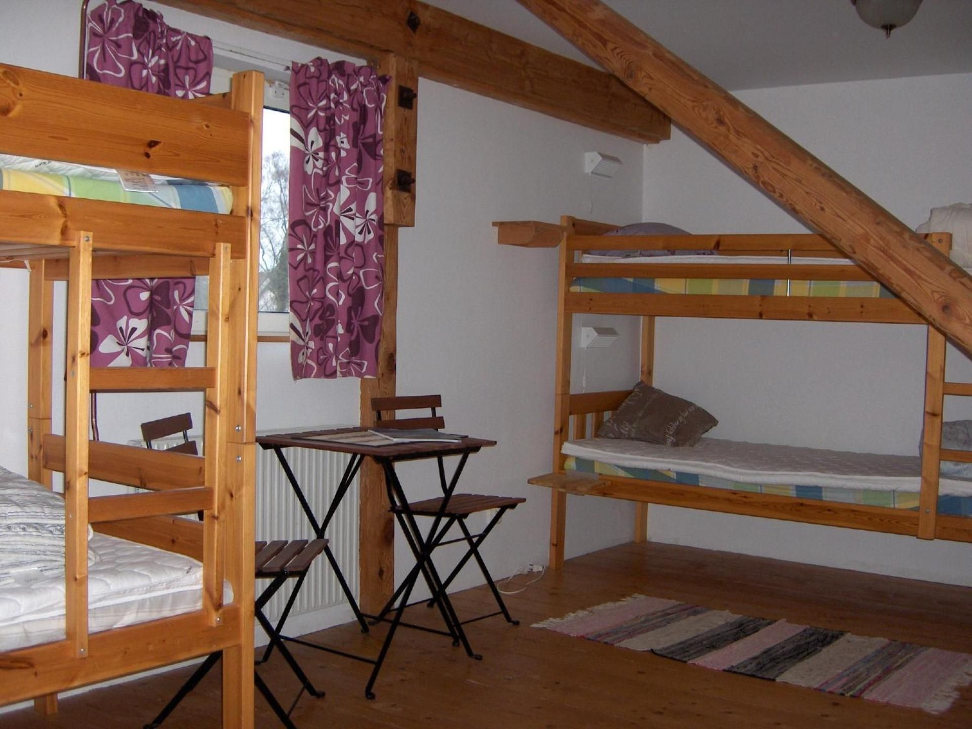 Family Room with Shared Bathroom (6 Adults)