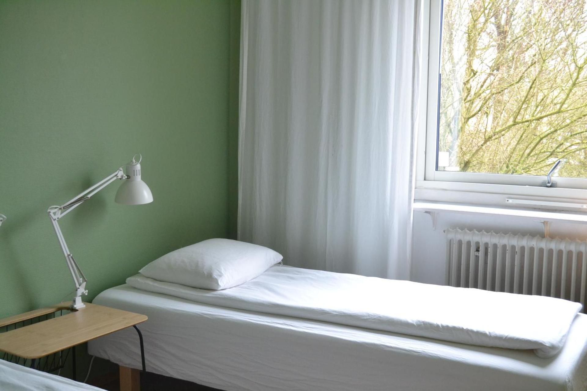 Twin Room with two 35 in single beds - private toilet and shared shower