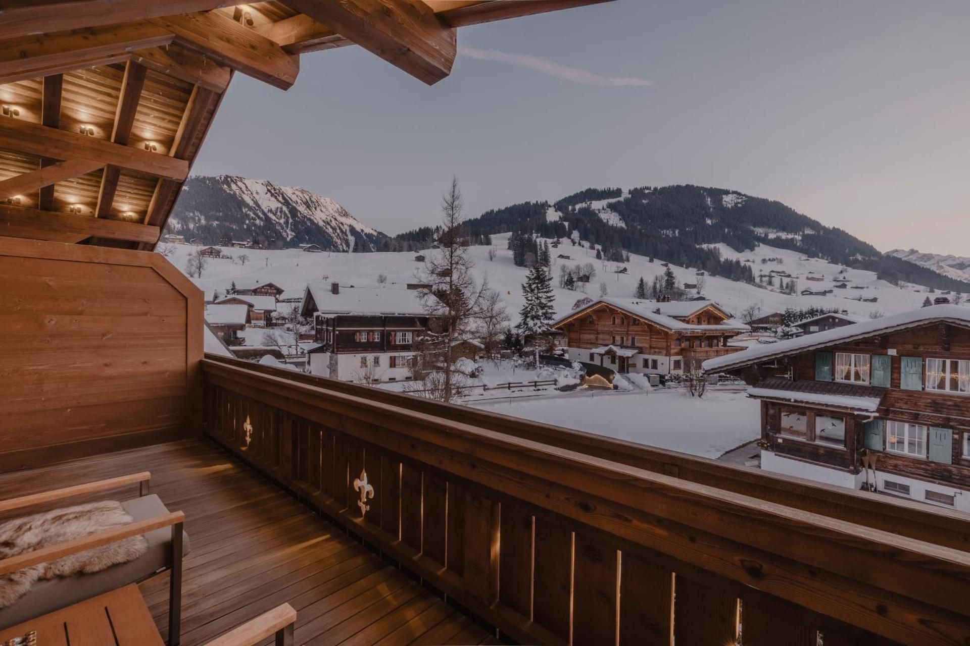 Apartment with Mountain View