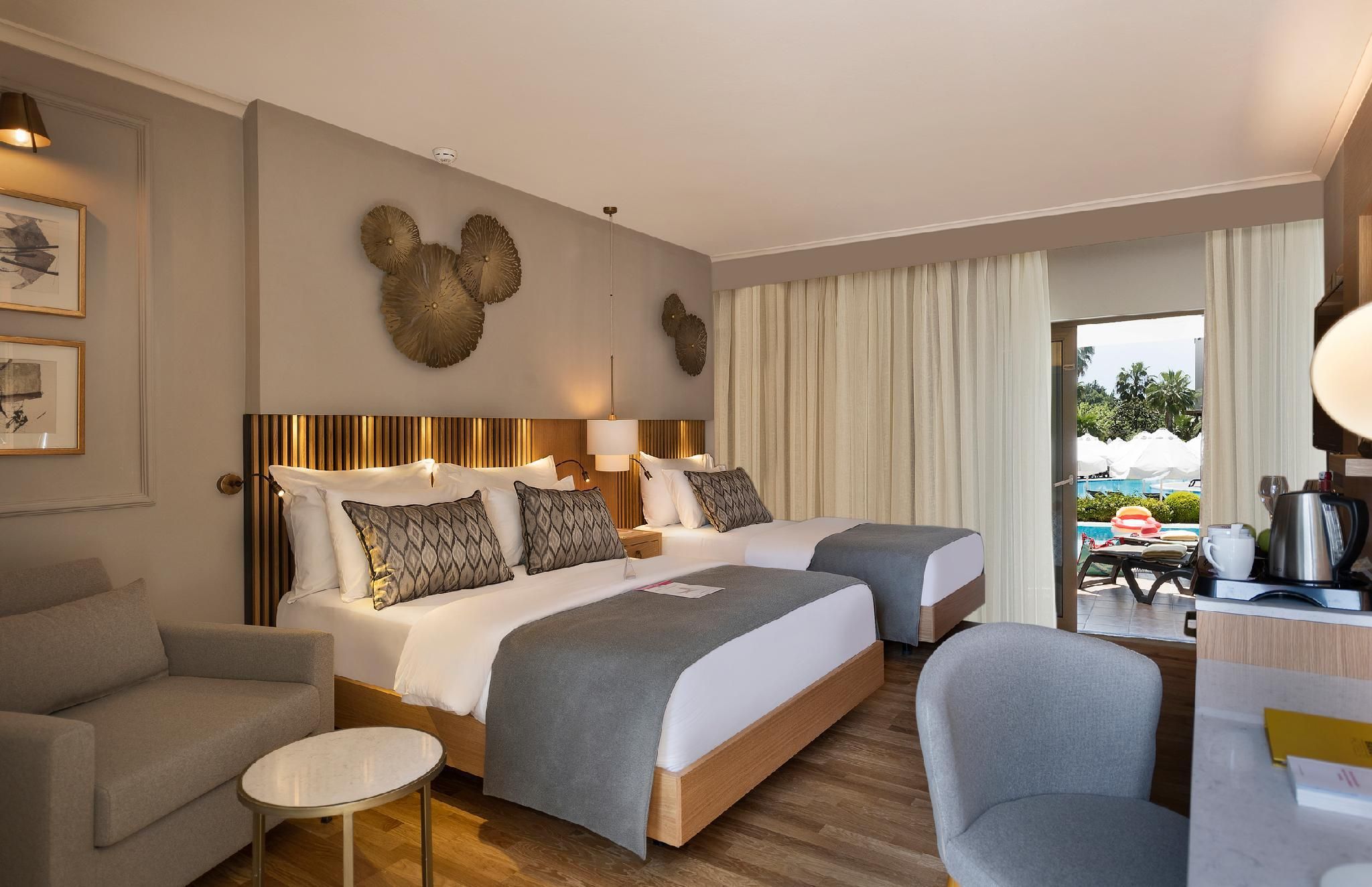 Deluxe Room Swim-Up