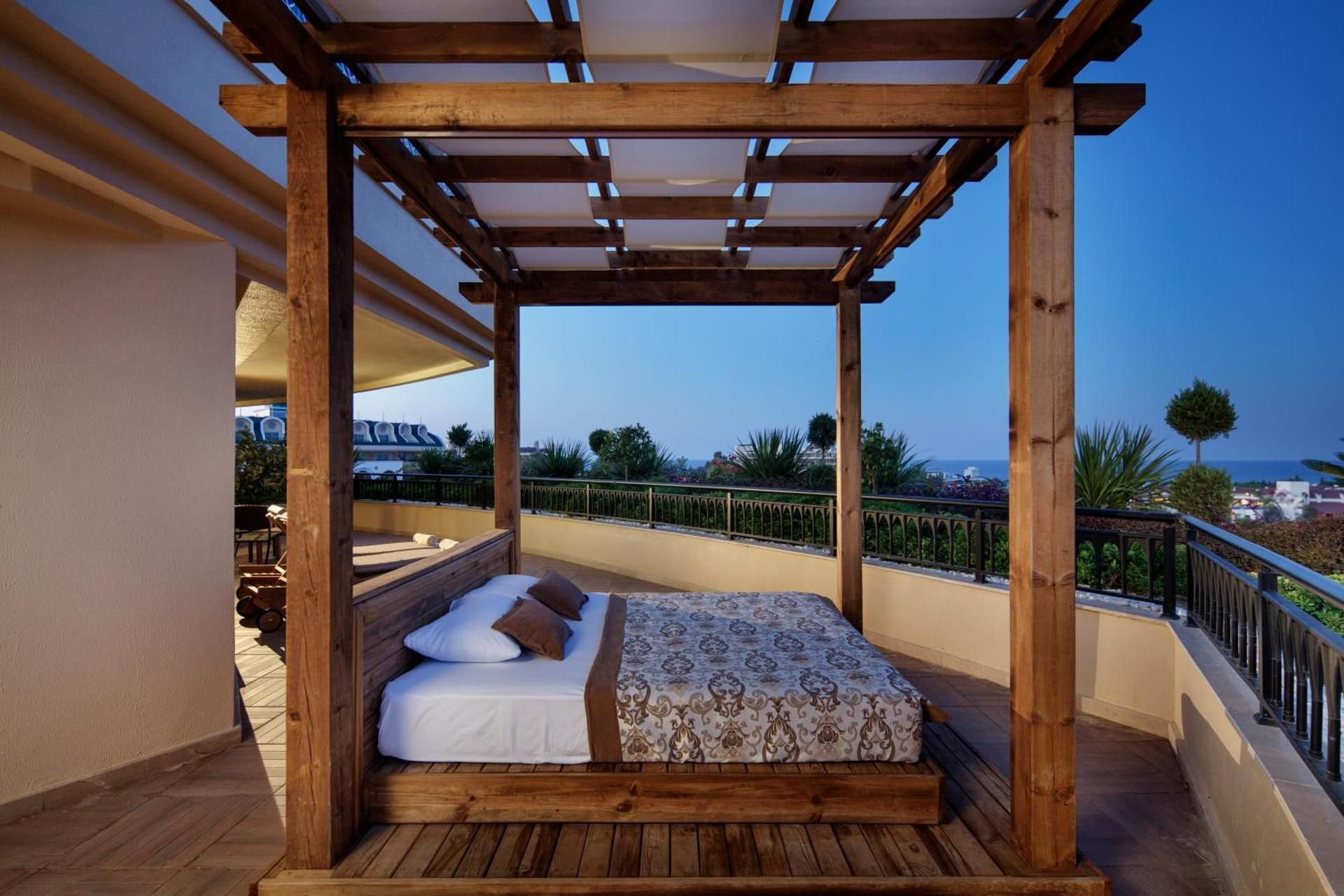 Honeymoon Suite