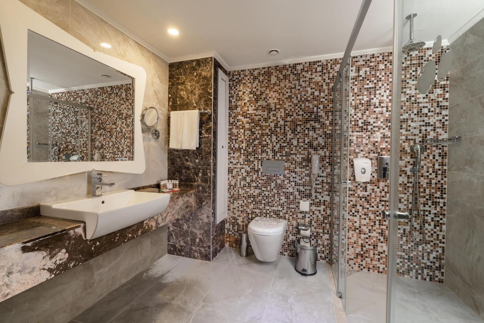 Honeymoon Suite